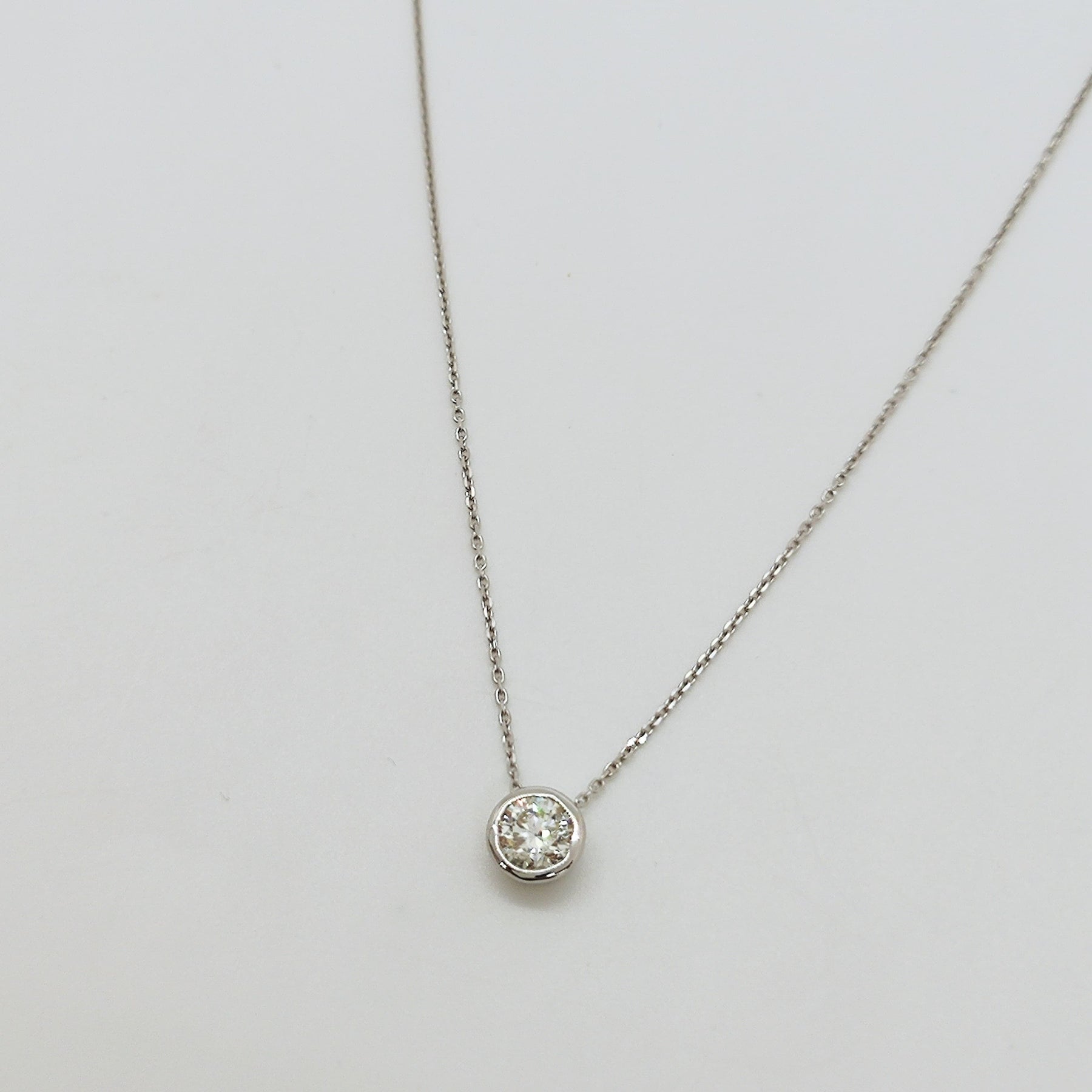 Punto De Luz Bisel 50 Puntos Oro Blanco 18K