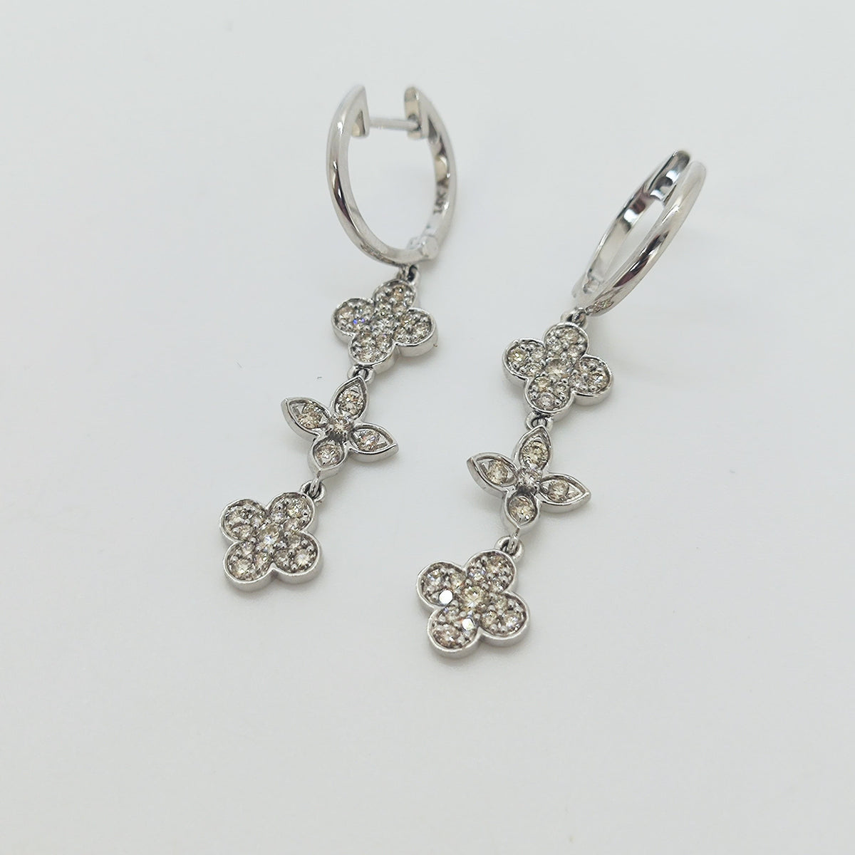 Aros Oro Blanco Flores de Brillantes