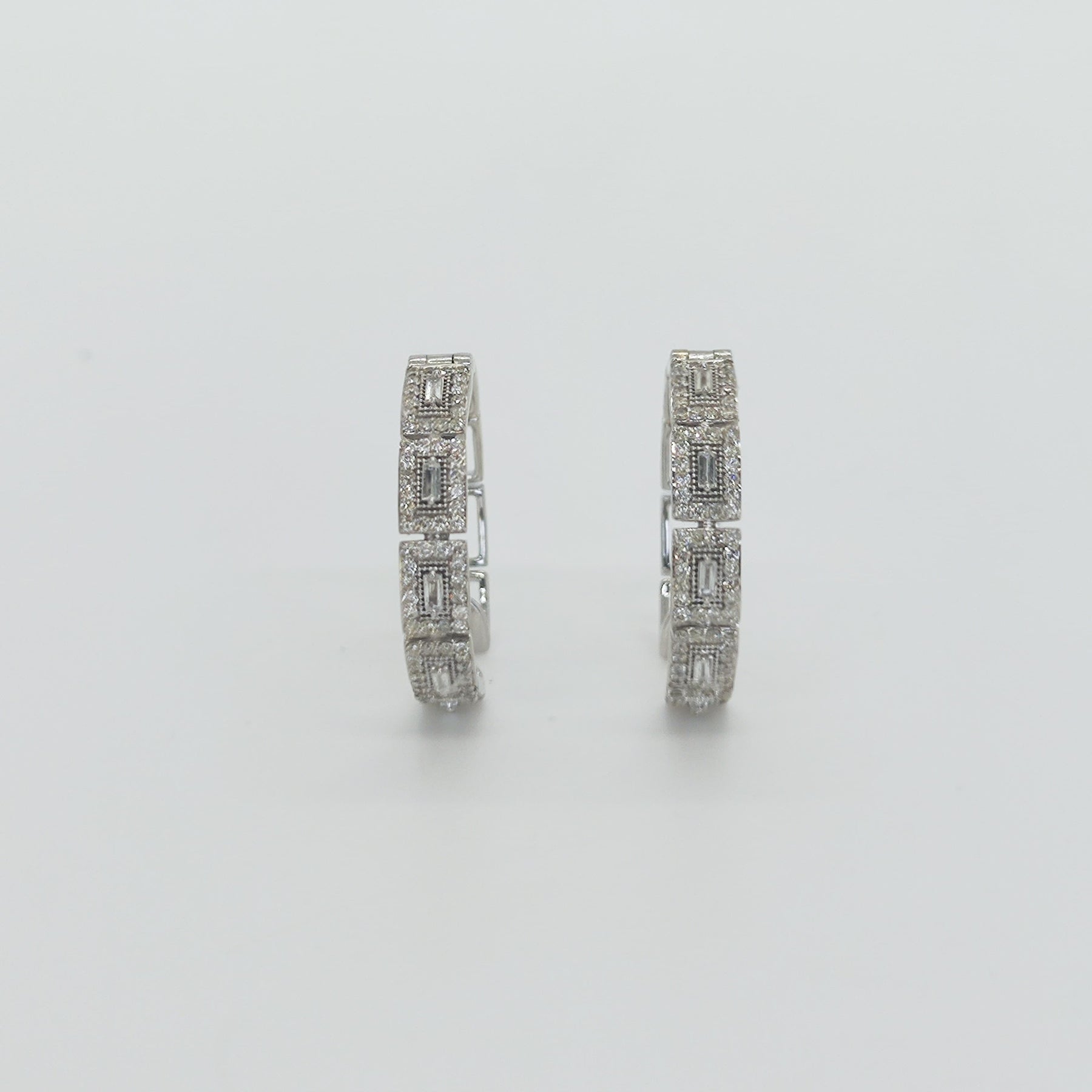 Argollas Oro Blanco Eslabones Rectangulares Diamantes Corte Baguette y Corte Brillante