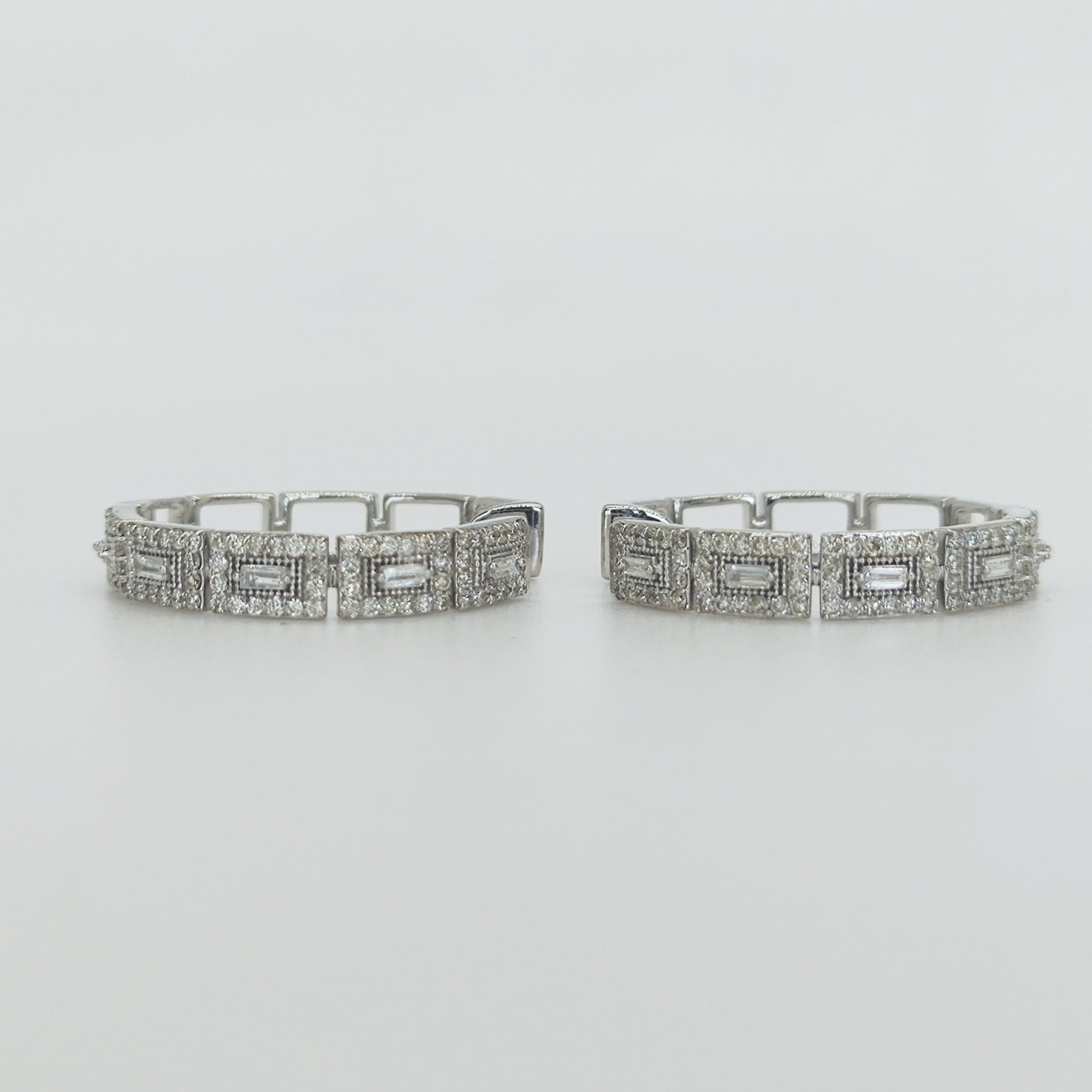 Argollas Oro Blanco Eslabones Rectangulares Diamantes Corte Baguette y Corte Brillante