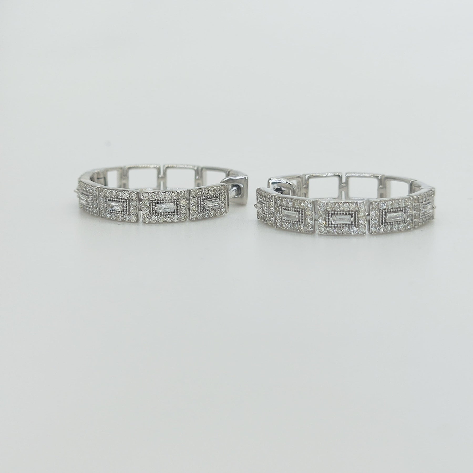 Argollas Oro Blanco Eslabones Rectangulares Diamantes Corte Baguette y Corte Brillante