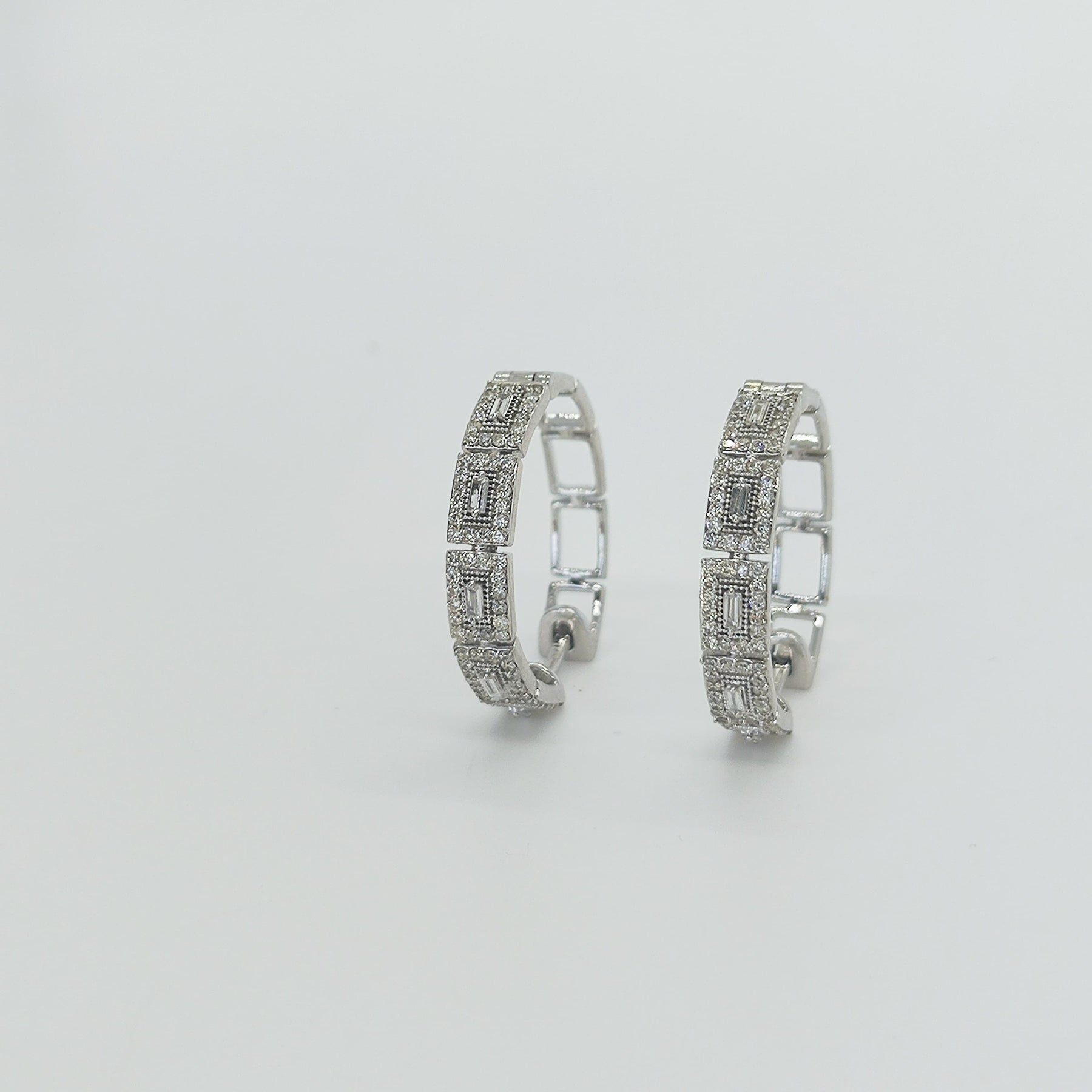 Argollas Oro Blanco Eslabones Rectangulares Diamantes Corte Baguette y Corte Brillante