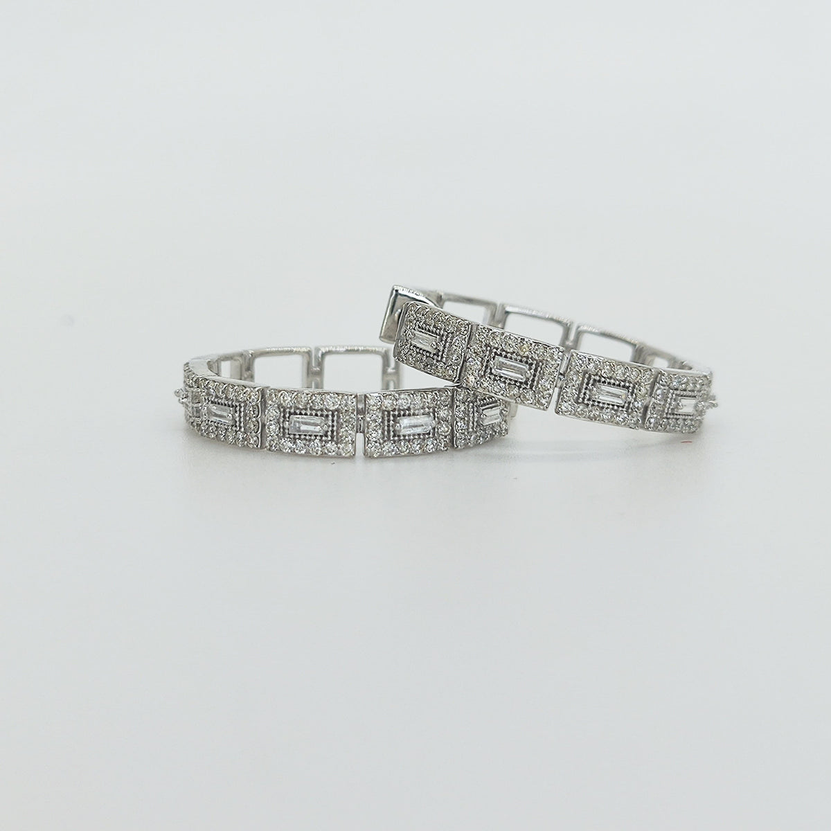 Argollas Oro Blanco Eslabones Rectangulares Diamantes Corte Baguette y Corte Brillante