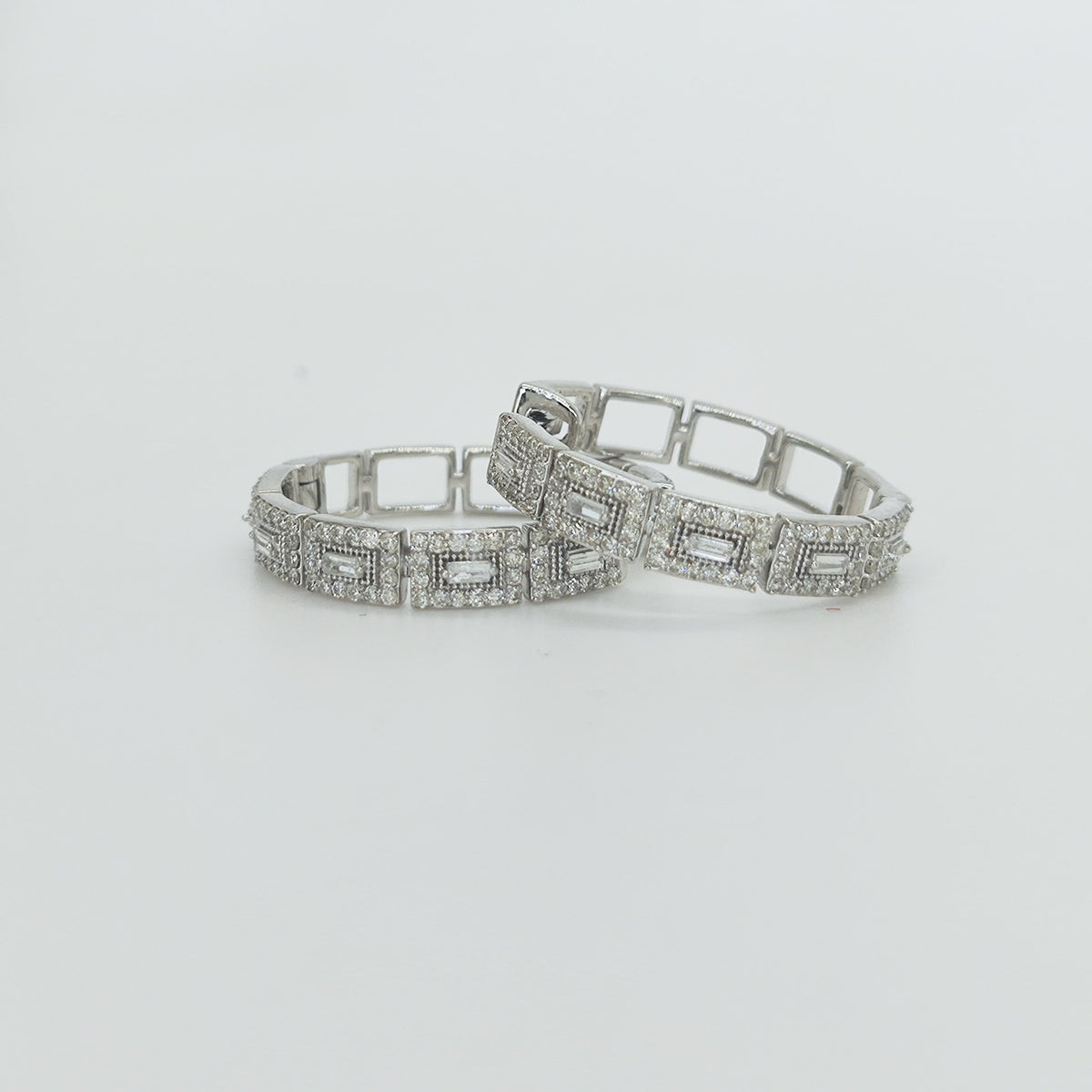 Argollas Oro Blanco Eslabones Rectangulares Diamantes Corte Baguette y Corte Brillante