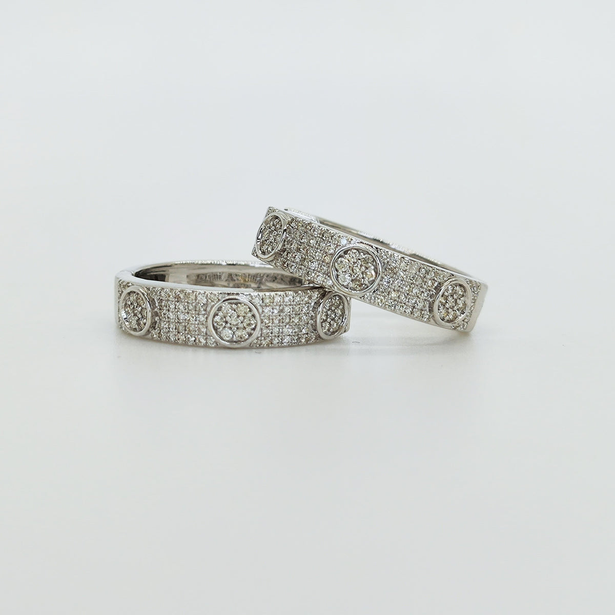 Argollas Oro Blanco Tachas De Brillantes