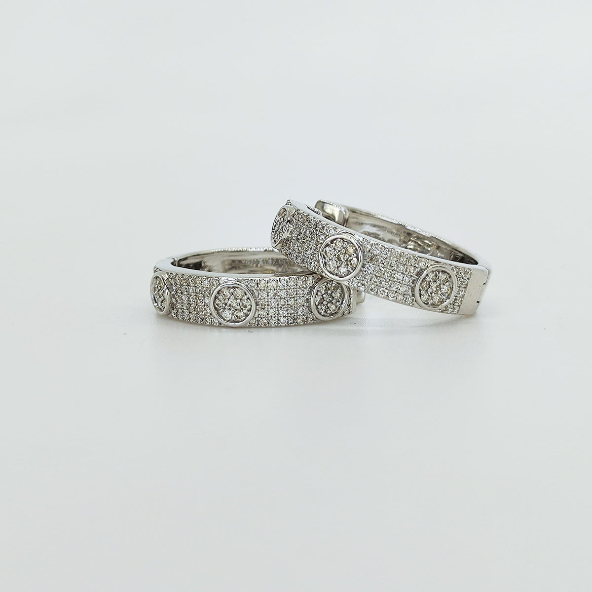 Argollas Oro Blanco Tachas De Brillantes