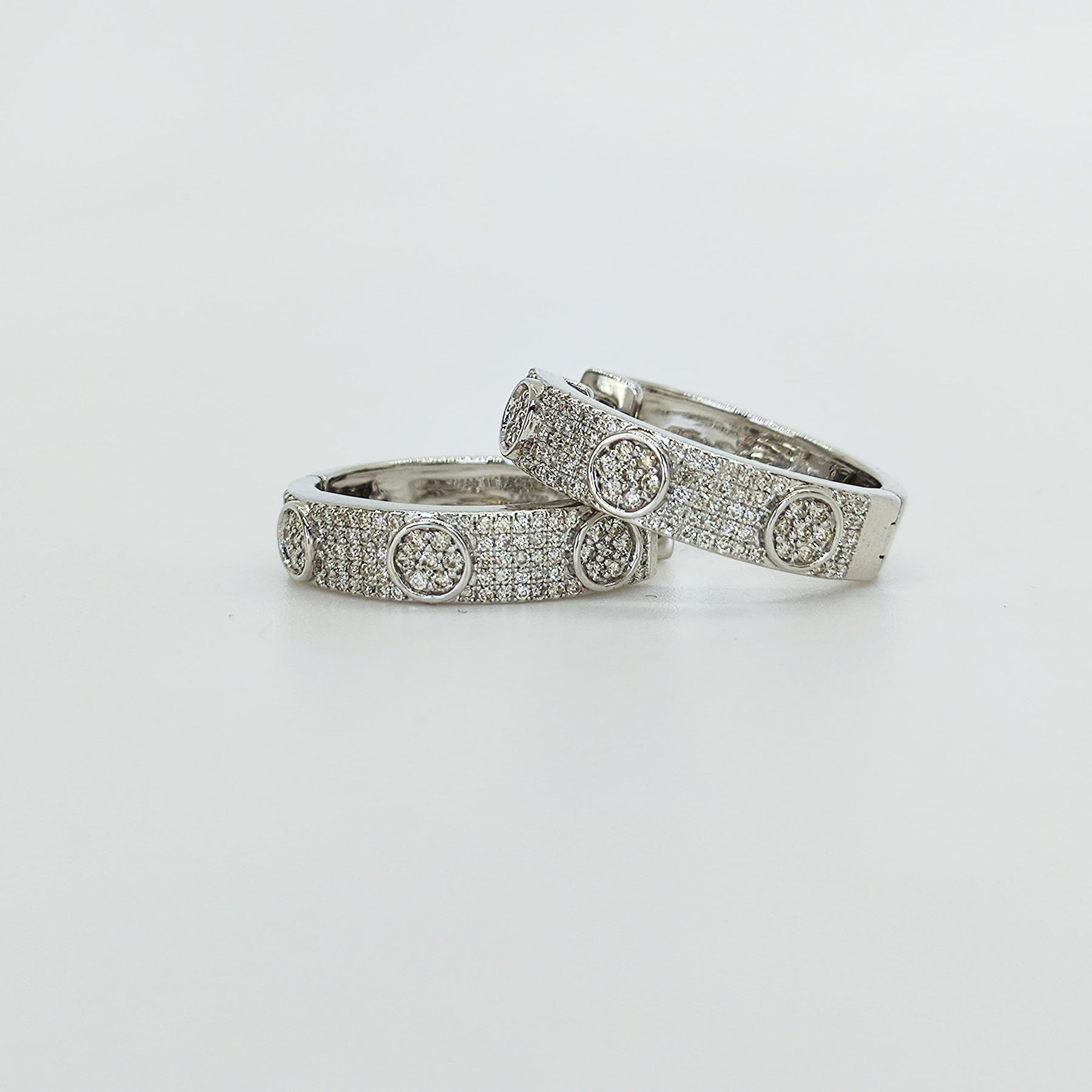 Argollas Oro Blanco Tachas De Brillantes