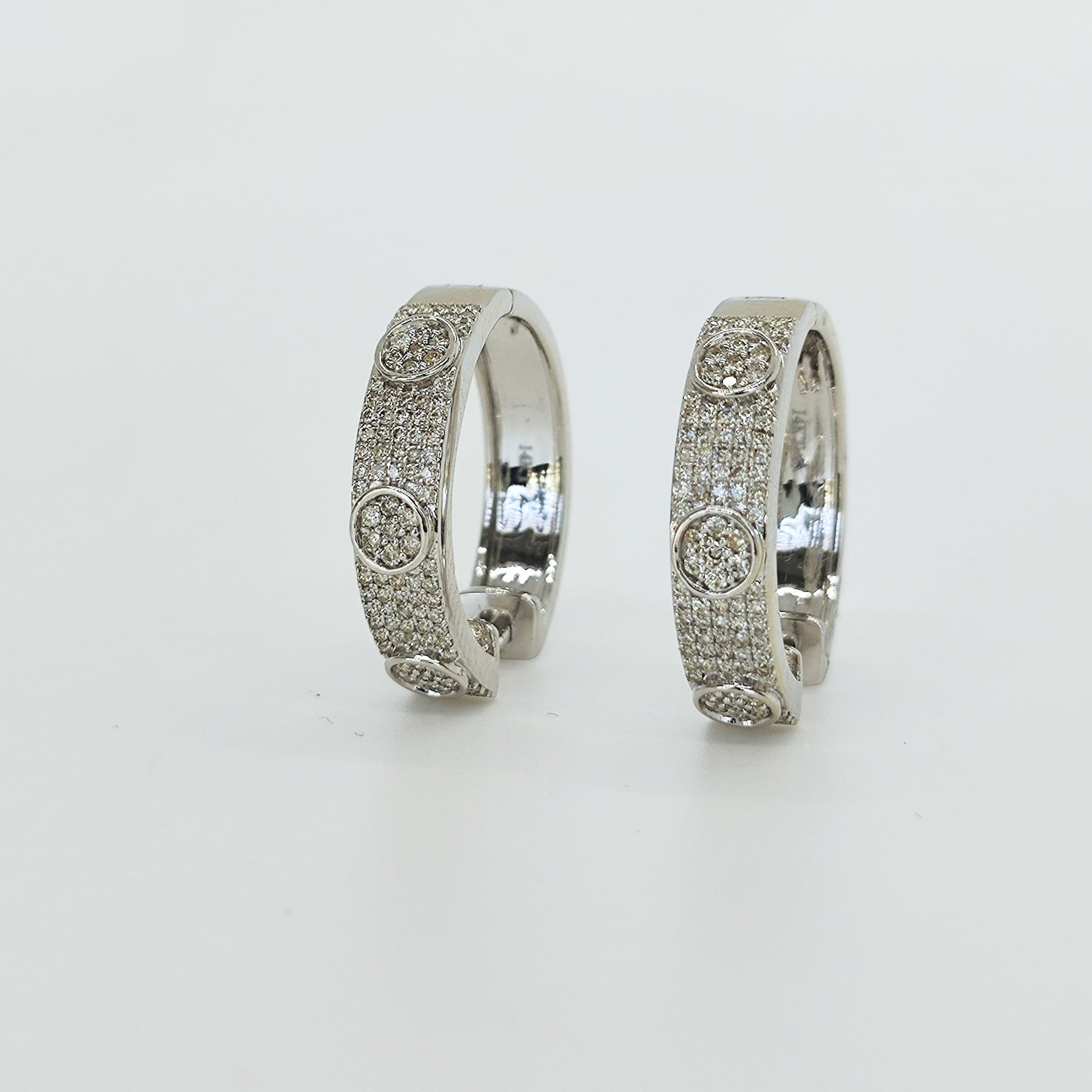 Argollas Oro Blanco Tachas De Brillantes