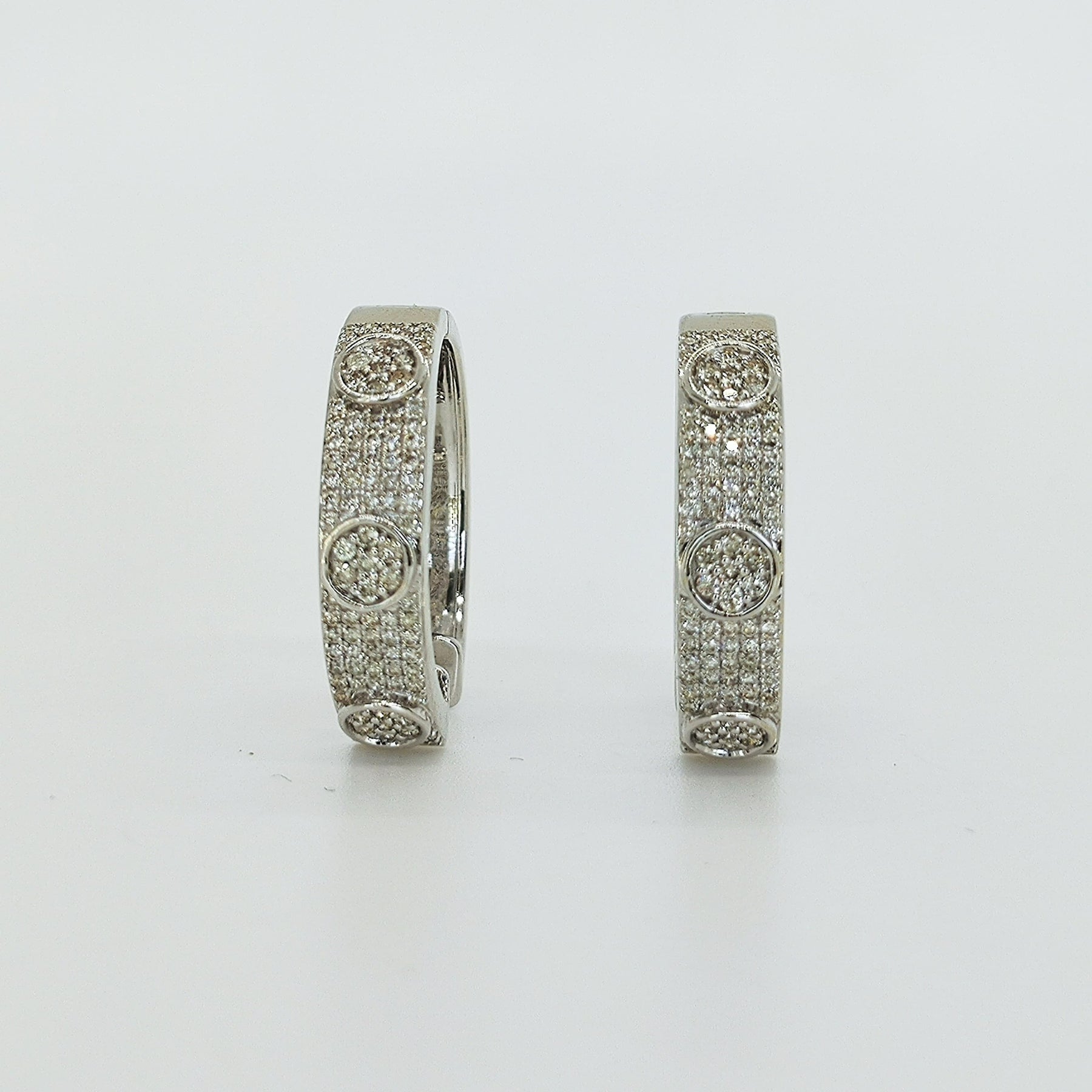 Argollas Oro Blanco Tachas De Brillantes