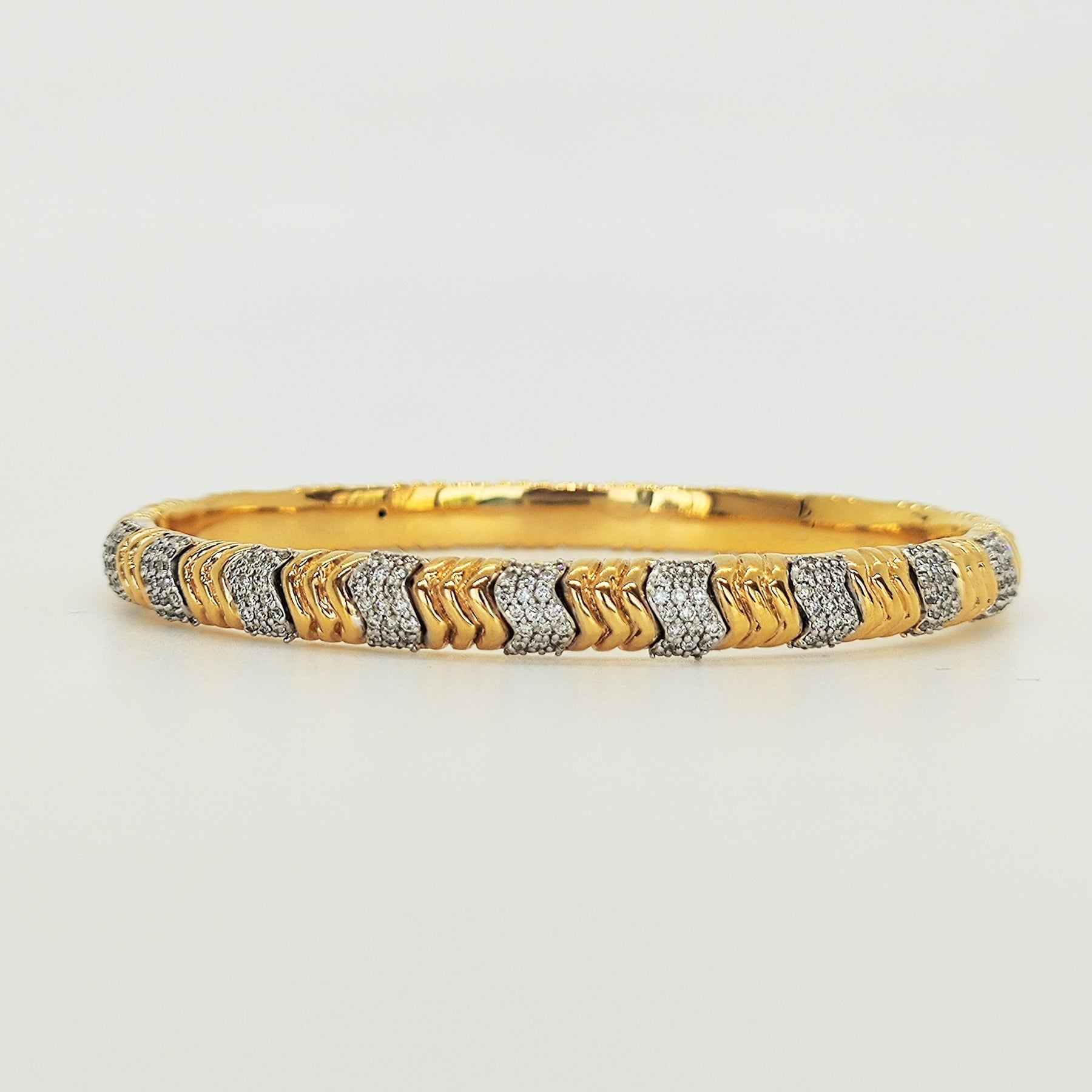 Esclava Textura Oro Amarillo 18K y Brillantes