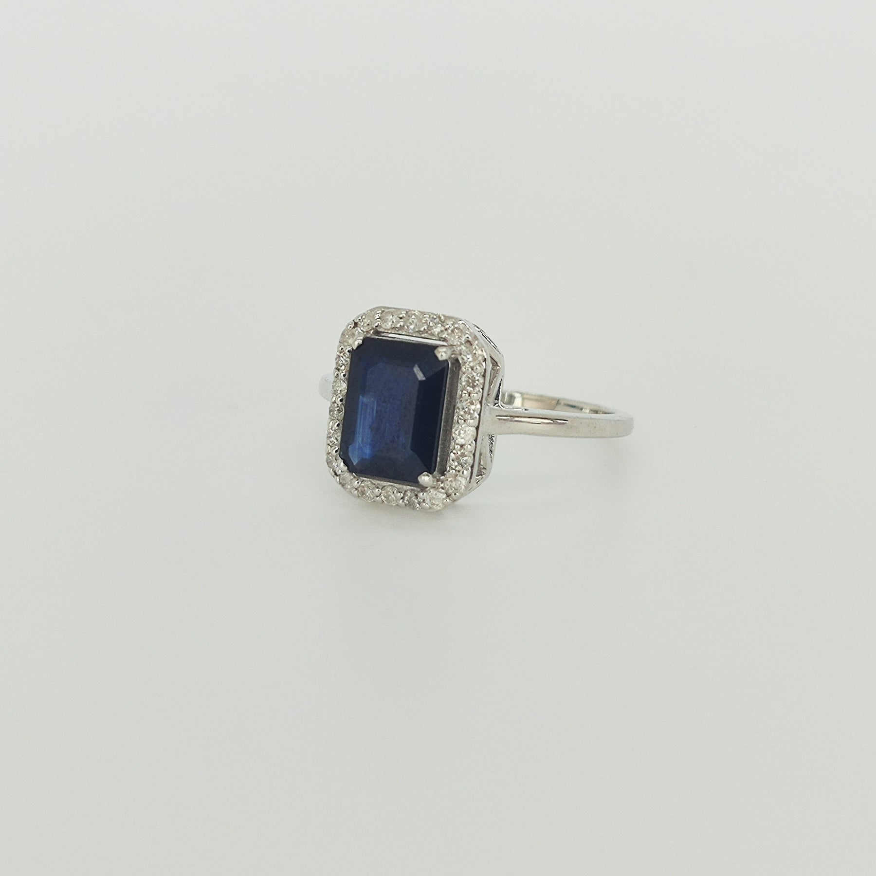 Anillo Oro Blanco Zafiro Rectangular y Brillantes