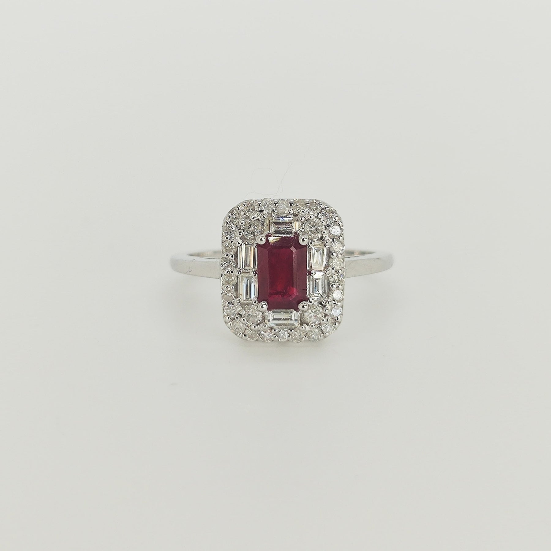 Anillo Oro Blanco Rubí y Brillantes Baguette