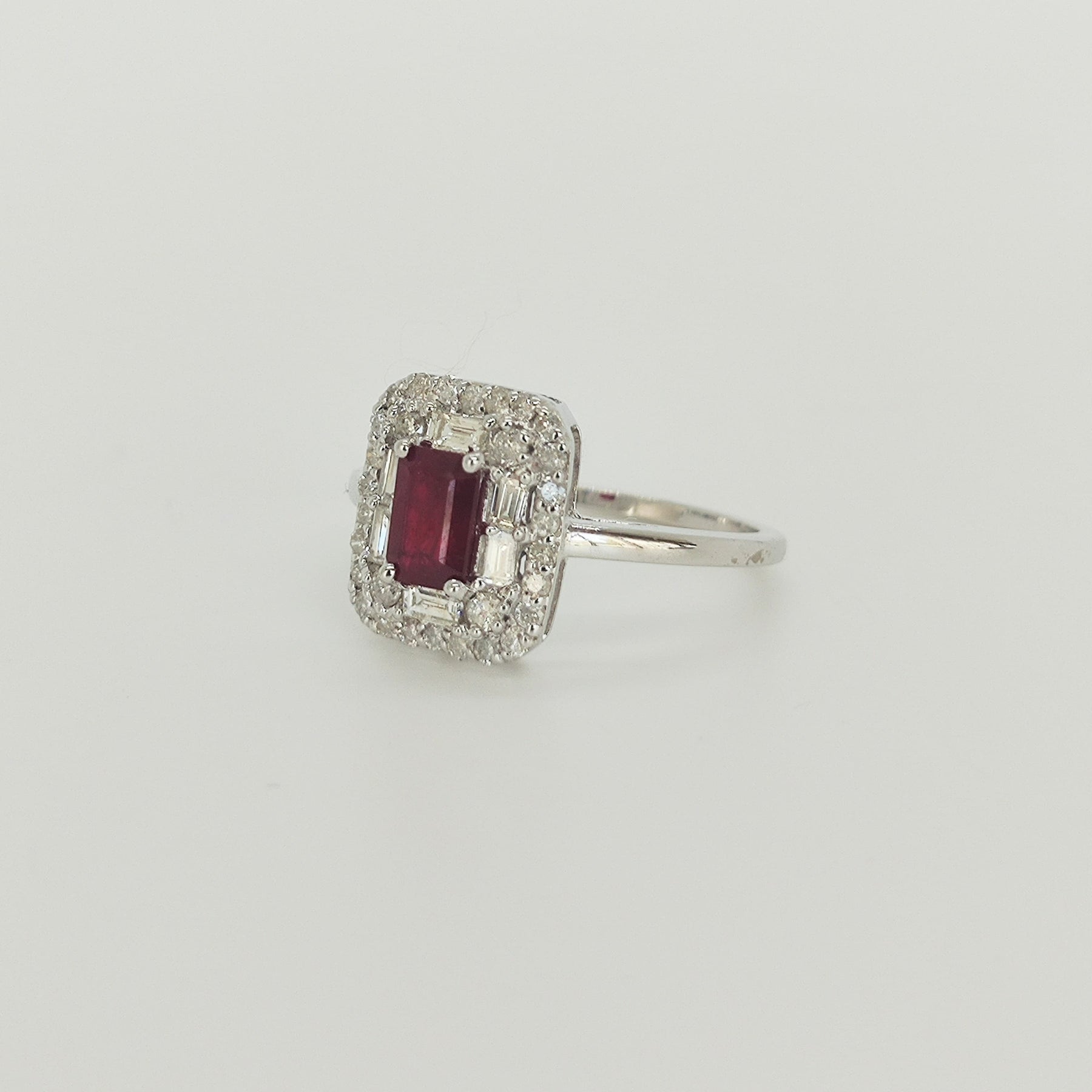 Anillo Oro Blanco Rubí y Brillantes Baguette
