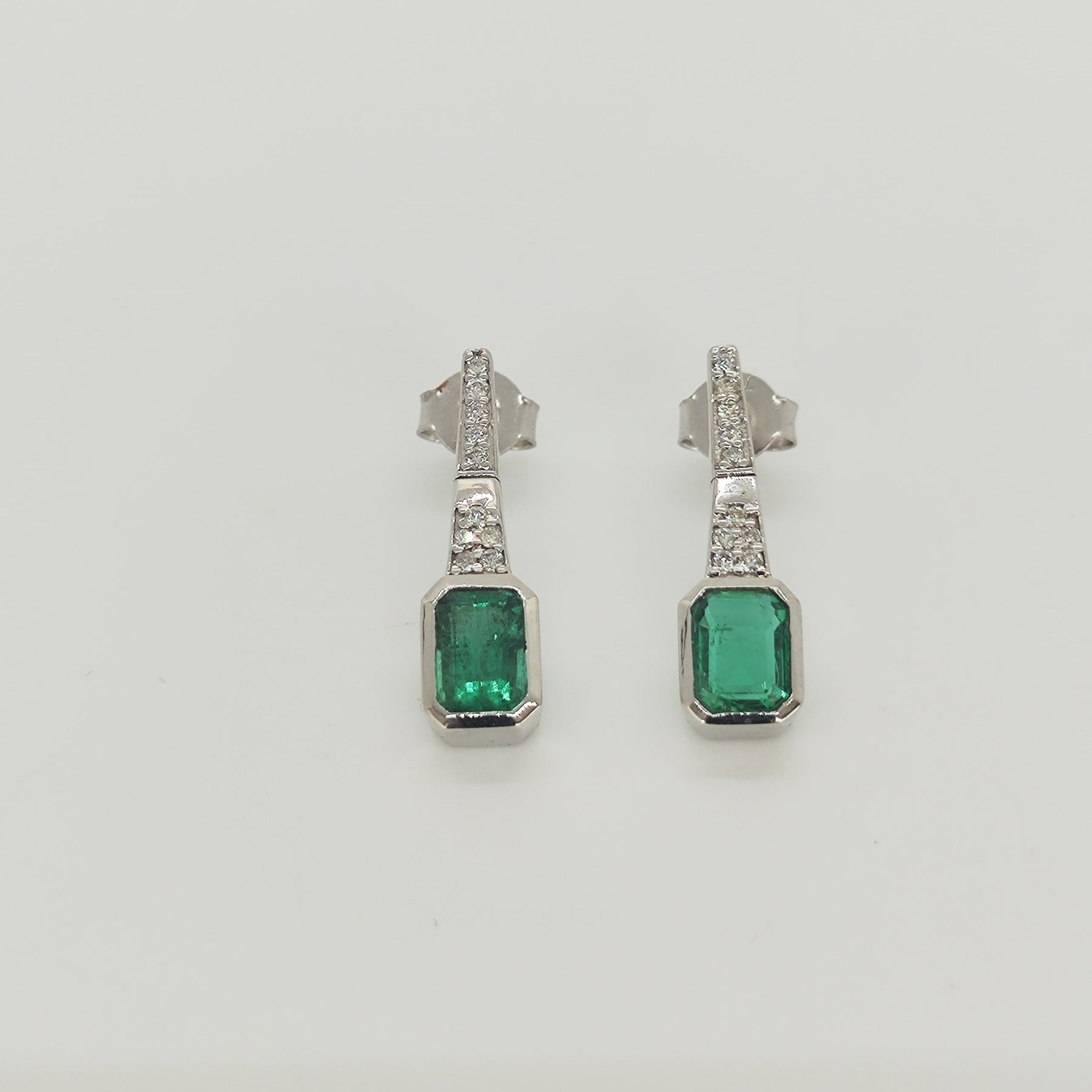 Aros Oro Blanco 18K Esmeraldas y Brillantes
