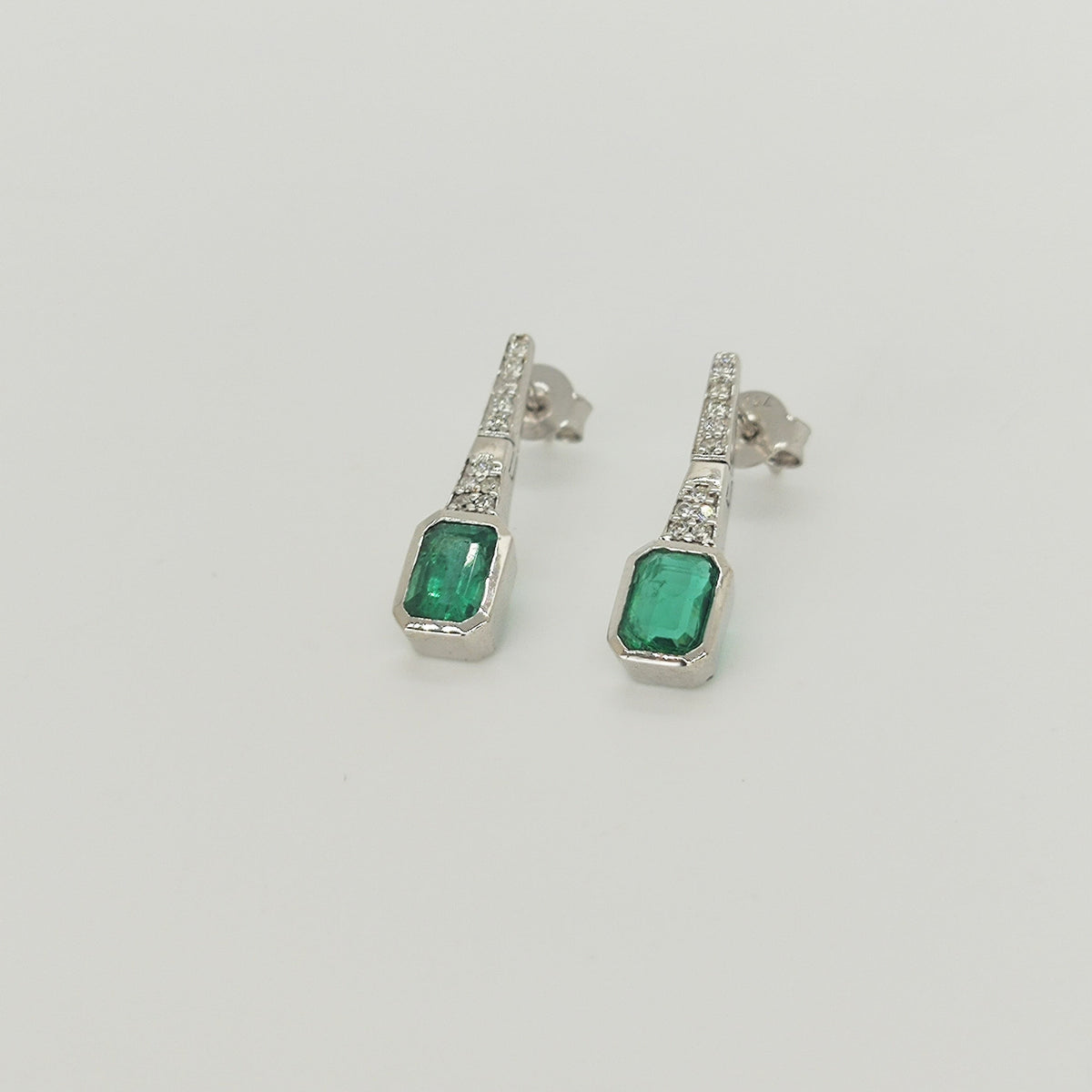 Aros Largos Oro Blanco Esmeraldas y Brillantes