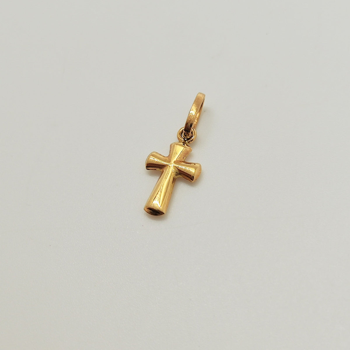 Cruz Latina Oro Amarillo 18K
