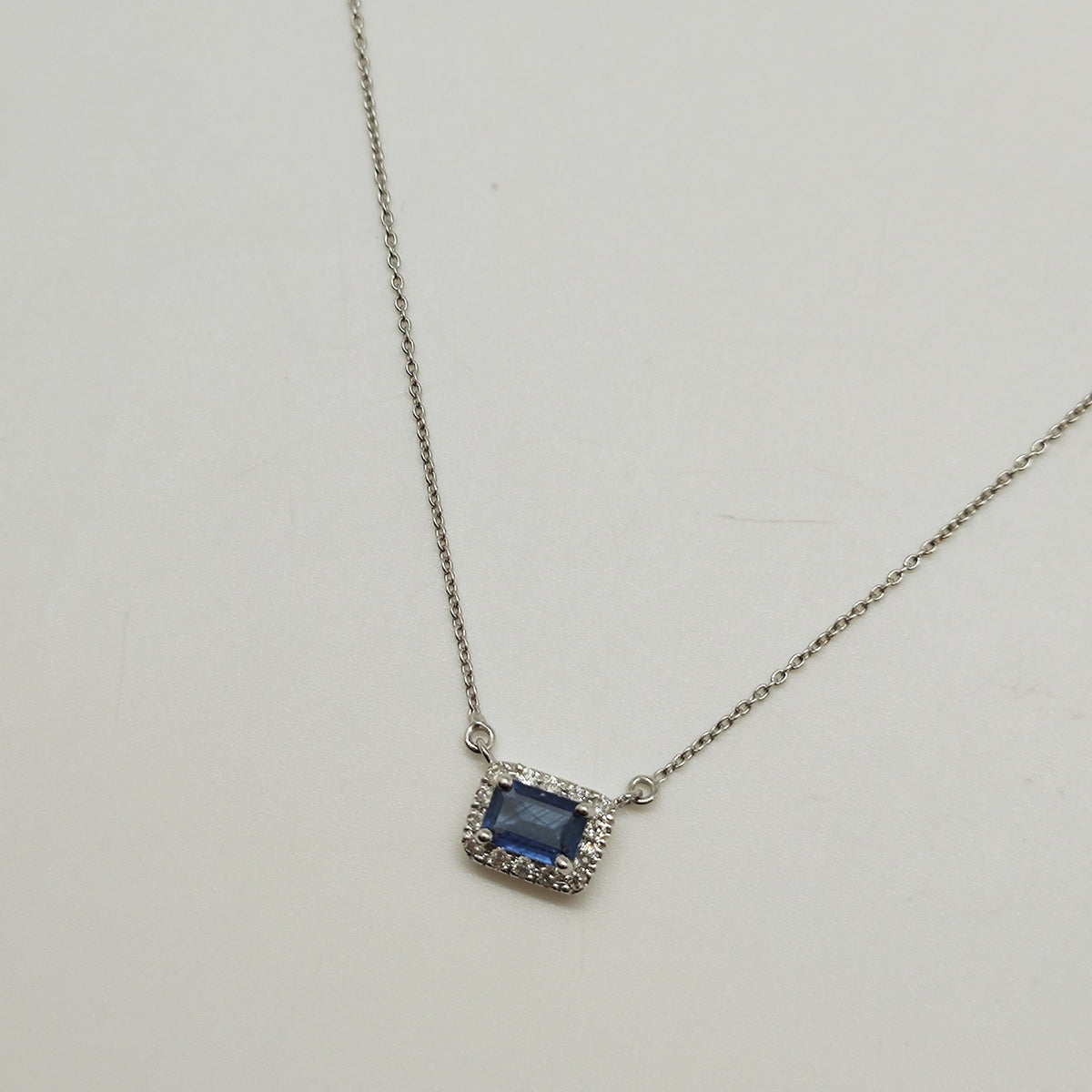 Collar Zafiro y Brillantes Oro Blanco