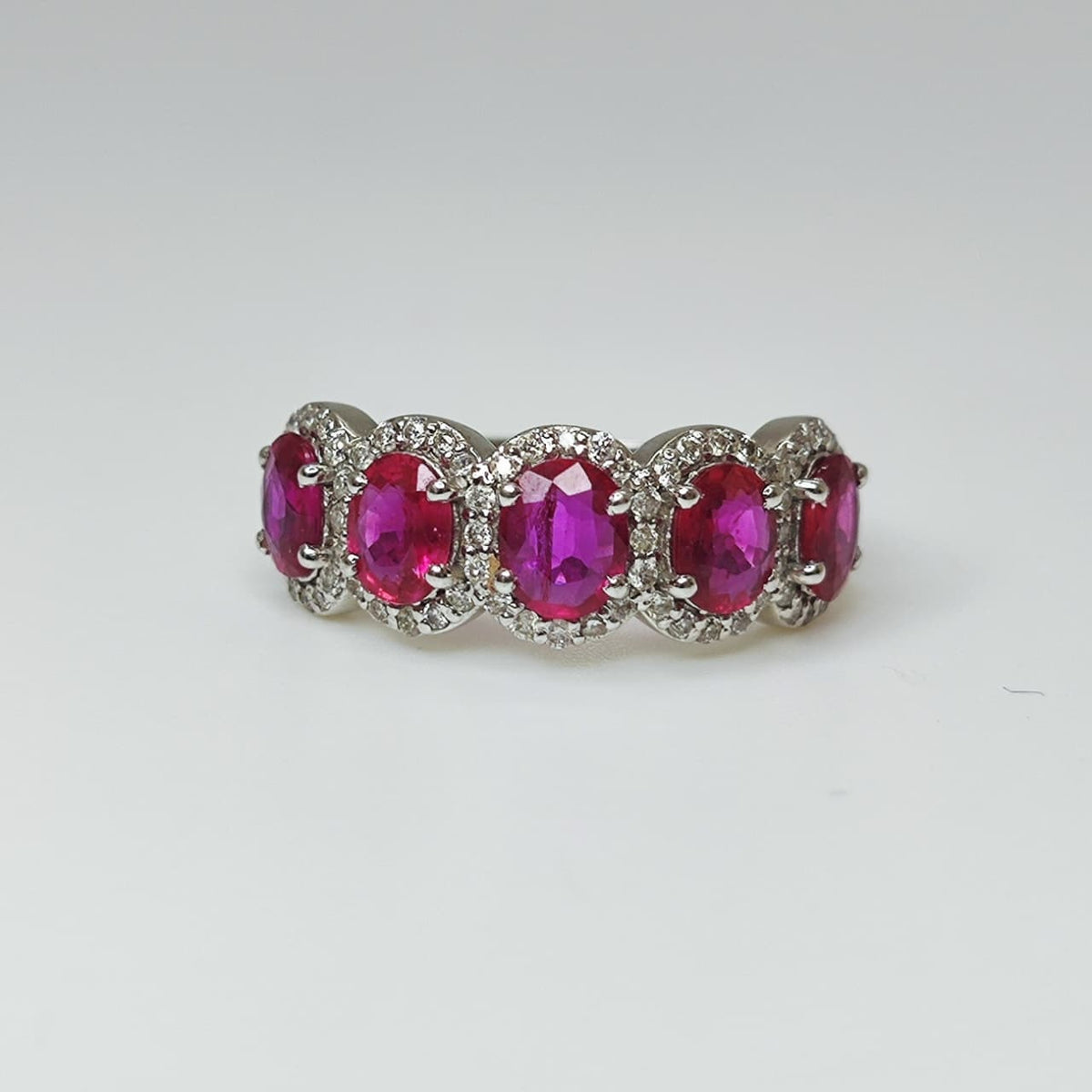 Quintillo Rubíes Oval Oro Blanco 18K Y Brillantes