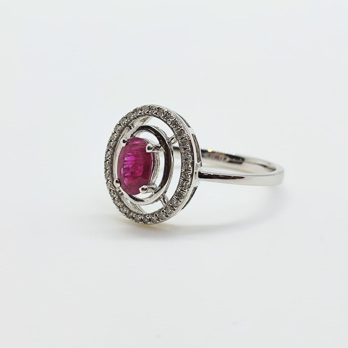 Anillo Halo Rubí Oval Oro Blanco 18K