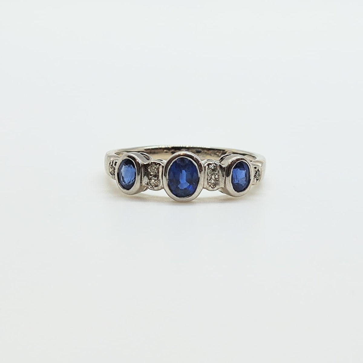 Anillo Oro Blanco 18K Zafiro Oval y Diamantes