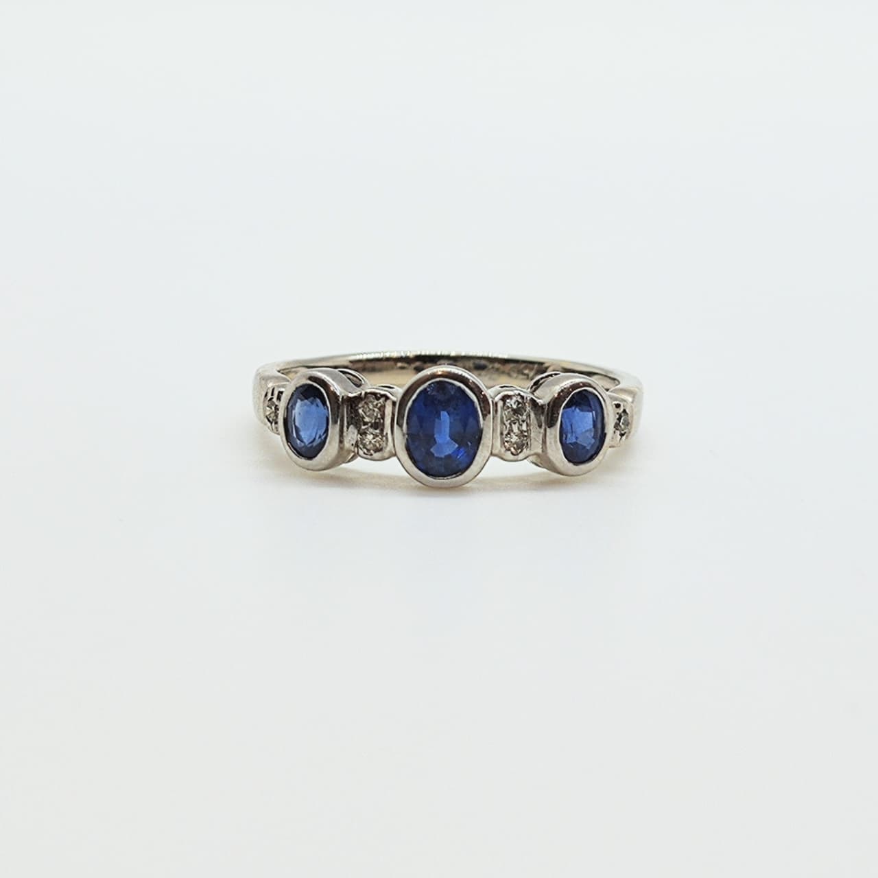 Anillo Oro Blanco 18K Zafiro Oval y Diamantes