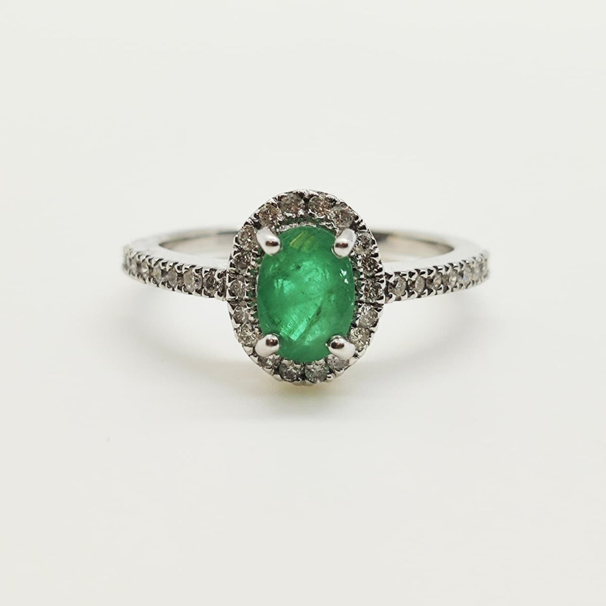 Anillo Halo Esmeralda Oro Blanco 18K