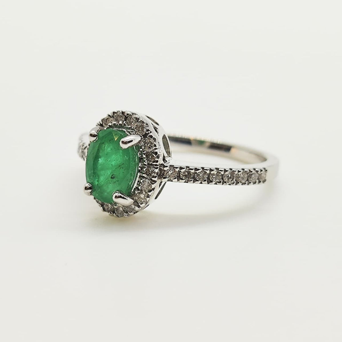 Anillo Halo Esmeralda Oro Blanco 18K