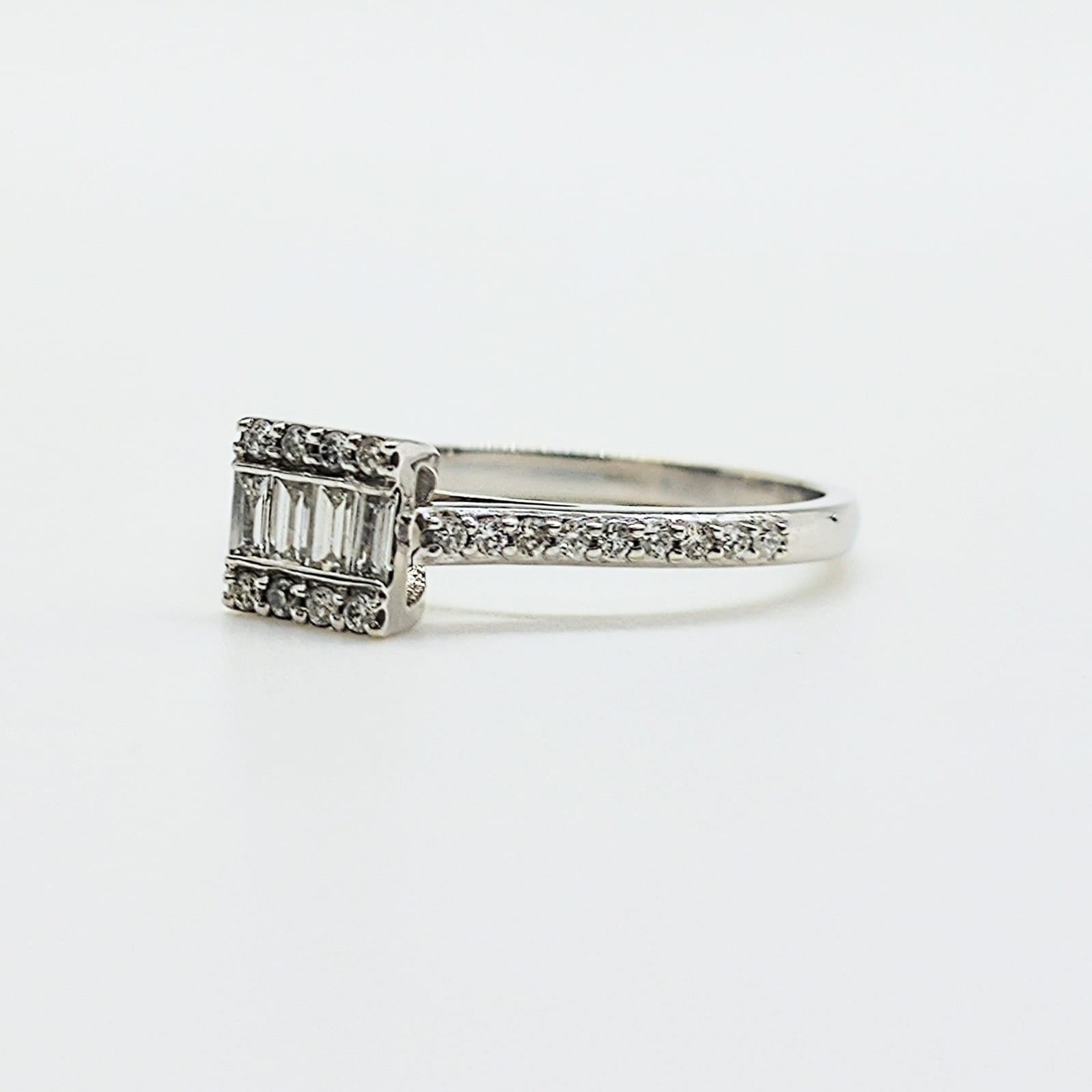Anillo Oro Blanco 18K Brillantes Baguette