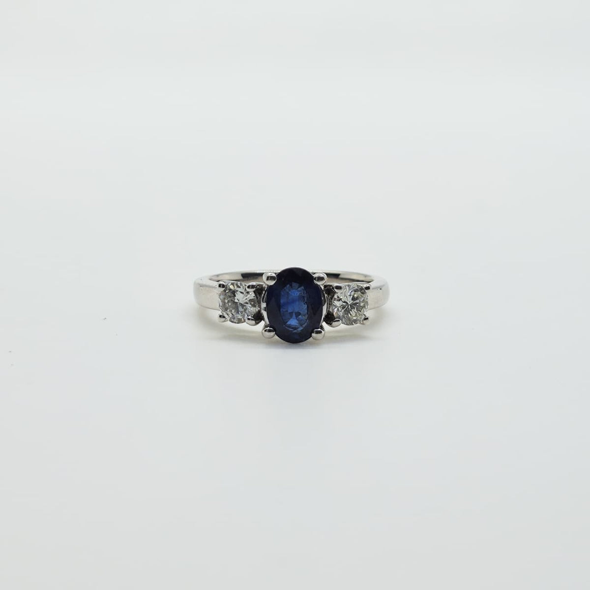 Anillo Oro Blanco Zafiro Oval Y Brillantes