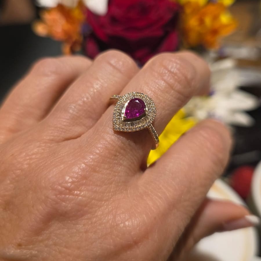Anillo Rubí Mozambique Corte Pera Y Brillantes Baguette Oro Amarillo