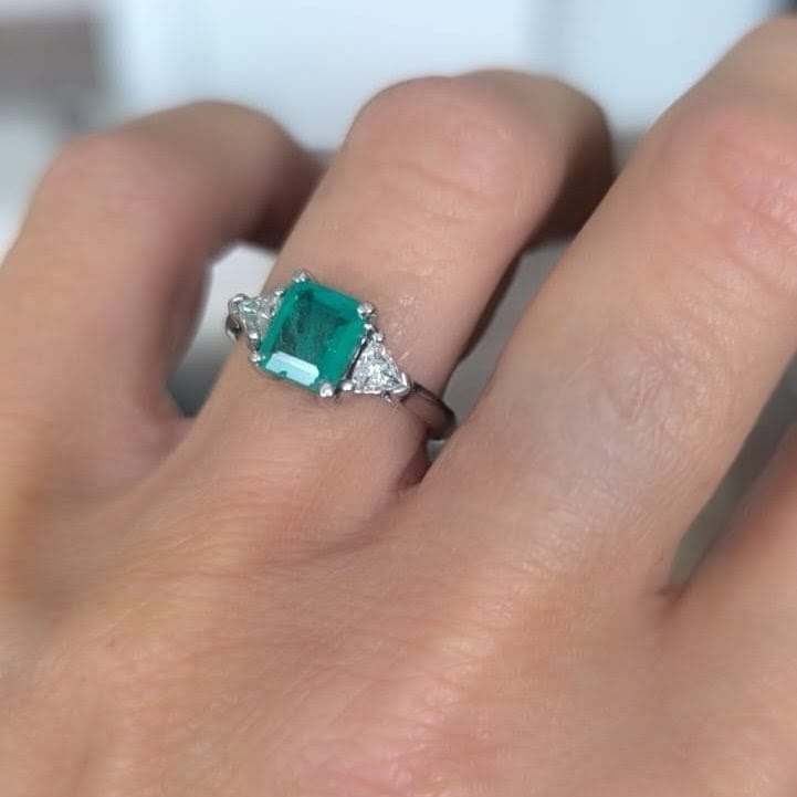 Anillo Gran Esmeralda En Grifas Y Diamantes Corte Trilliant Oro Blanco 18K