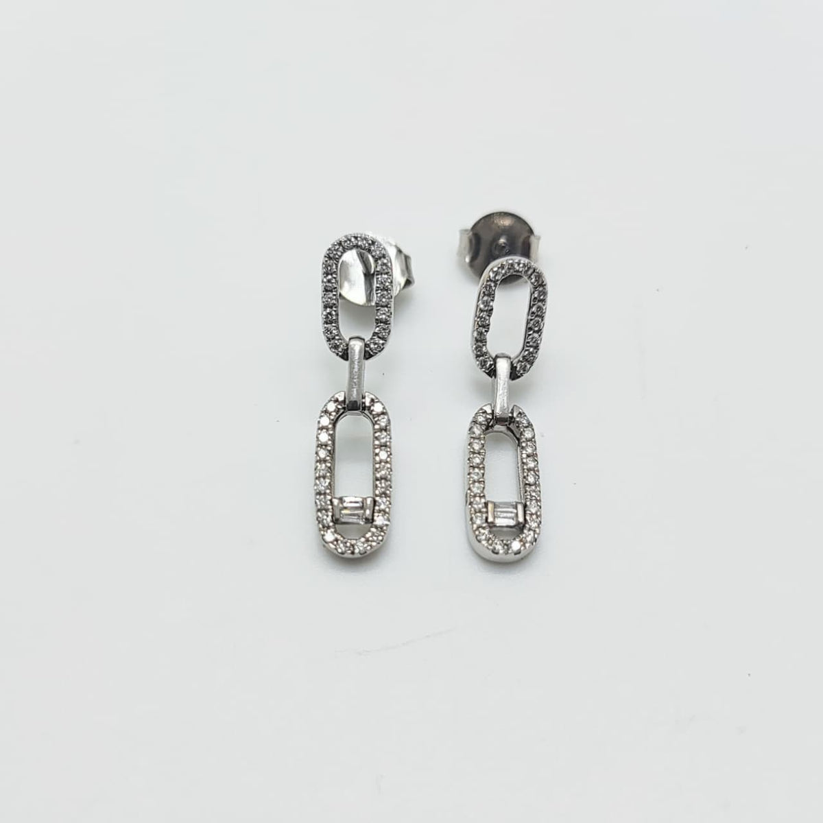 Aros Eslabones Rectangulares con Diamantes Corte Brillante y Corte Baguette en Oro Blanco 18K