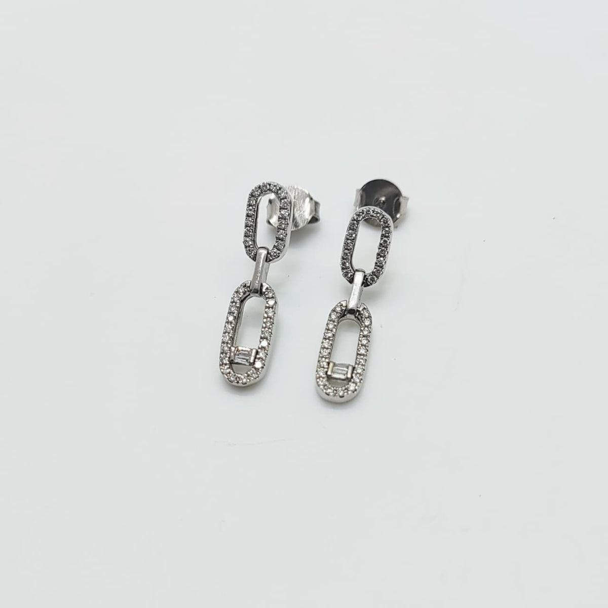 Aros Eslabones Rectangulares con Diamantes Corte Brillante y Corte Baguette en Oro Blanco 18K