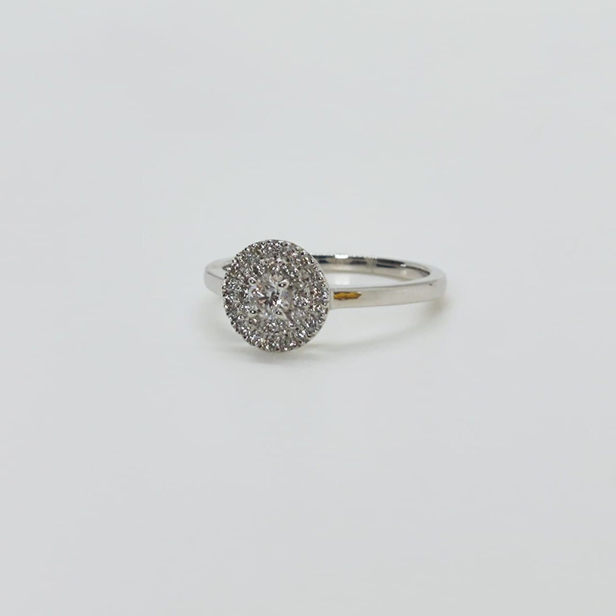 Anillo Halo De Brillantes Oro Blanco 18K