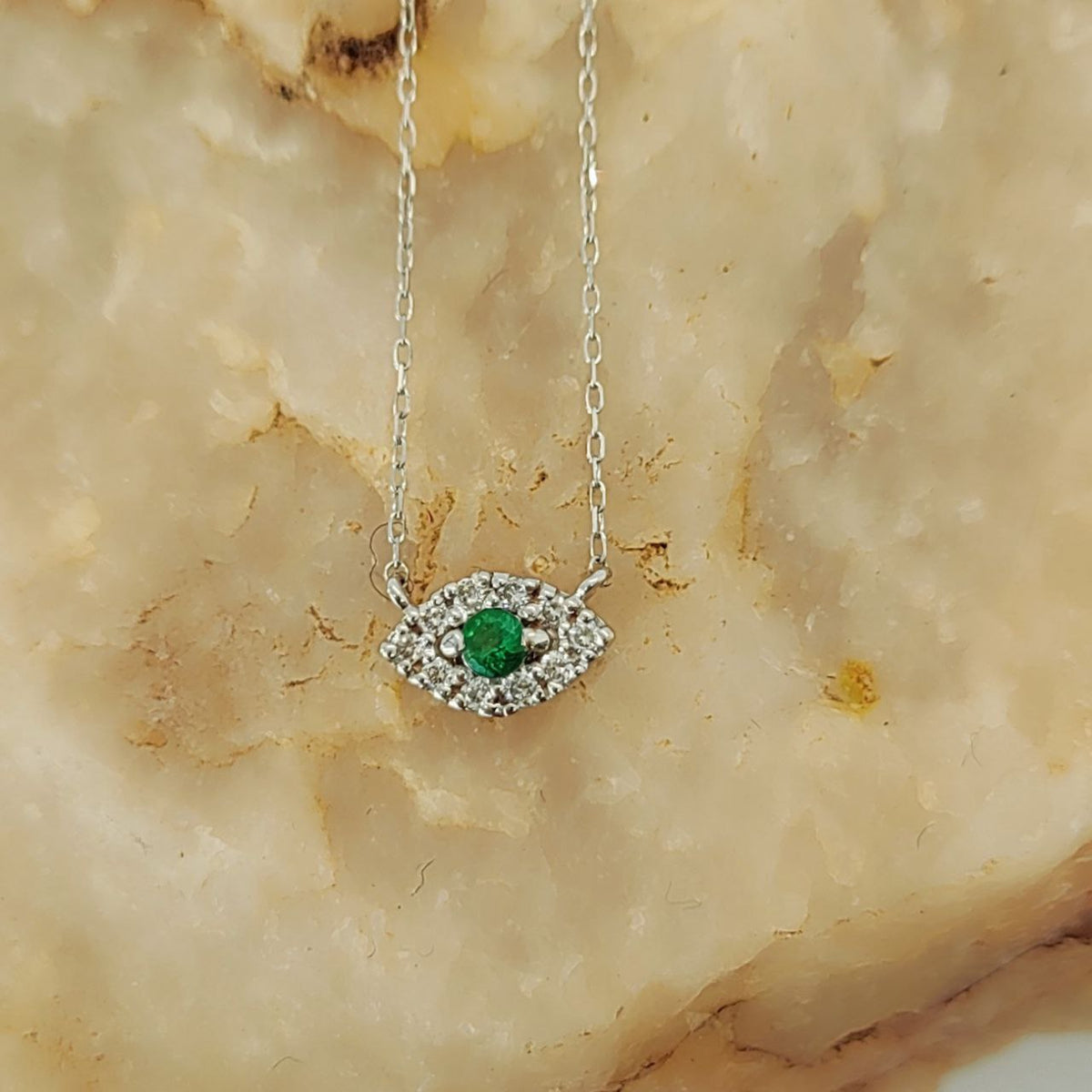 Collar Ojo Turco Esmeralda Oro Blanco 18K