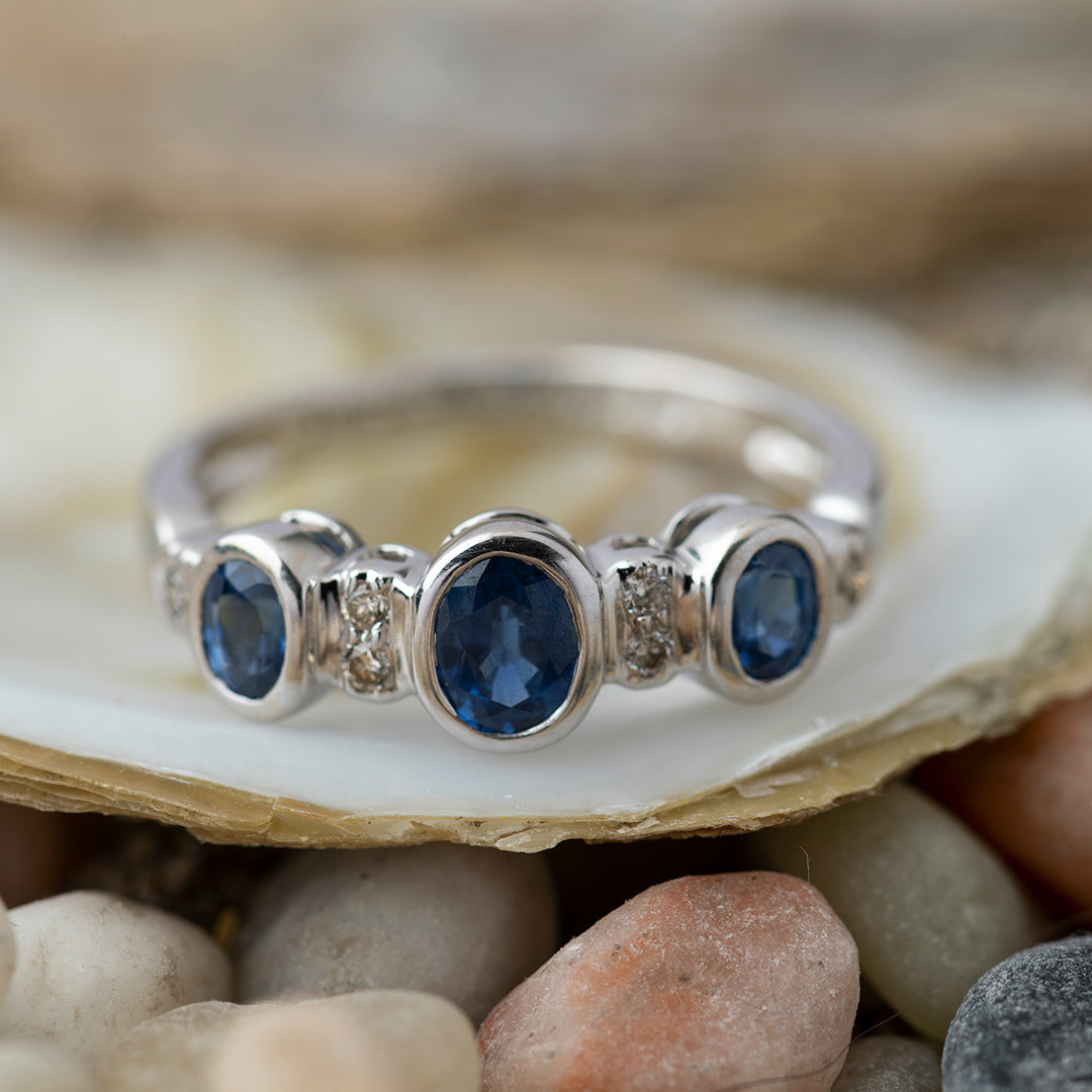 Anillo Oro Blanco 18K Zafiro Oval y Diamantes