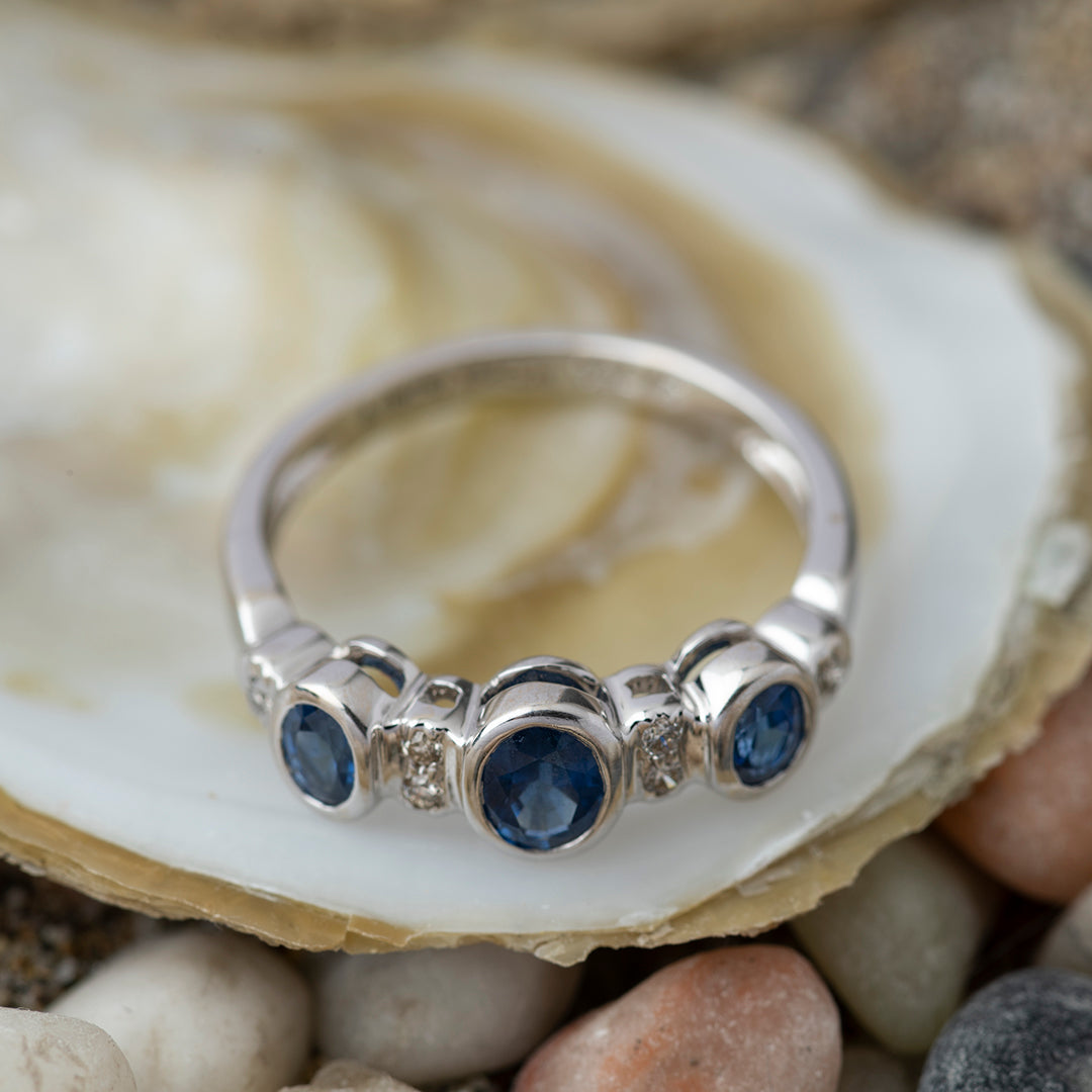 Anillo Oro Blanco 18K Zafiro Oval y Diamantes