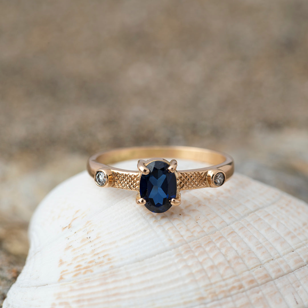 Anillo Solitario Zafiro Oval Calado y Diamantes