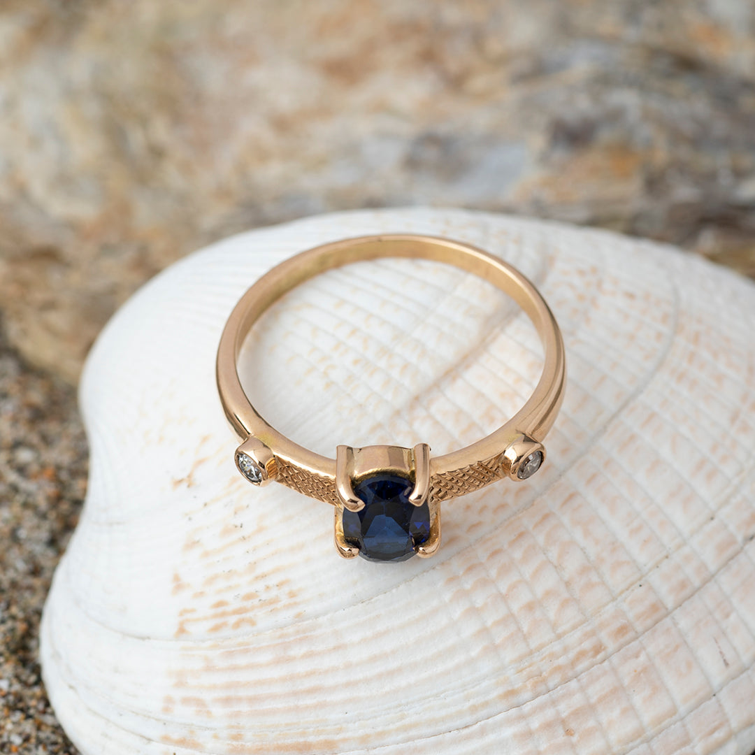 Anillo Solitario Zafiro Oval Calado y Diamantes