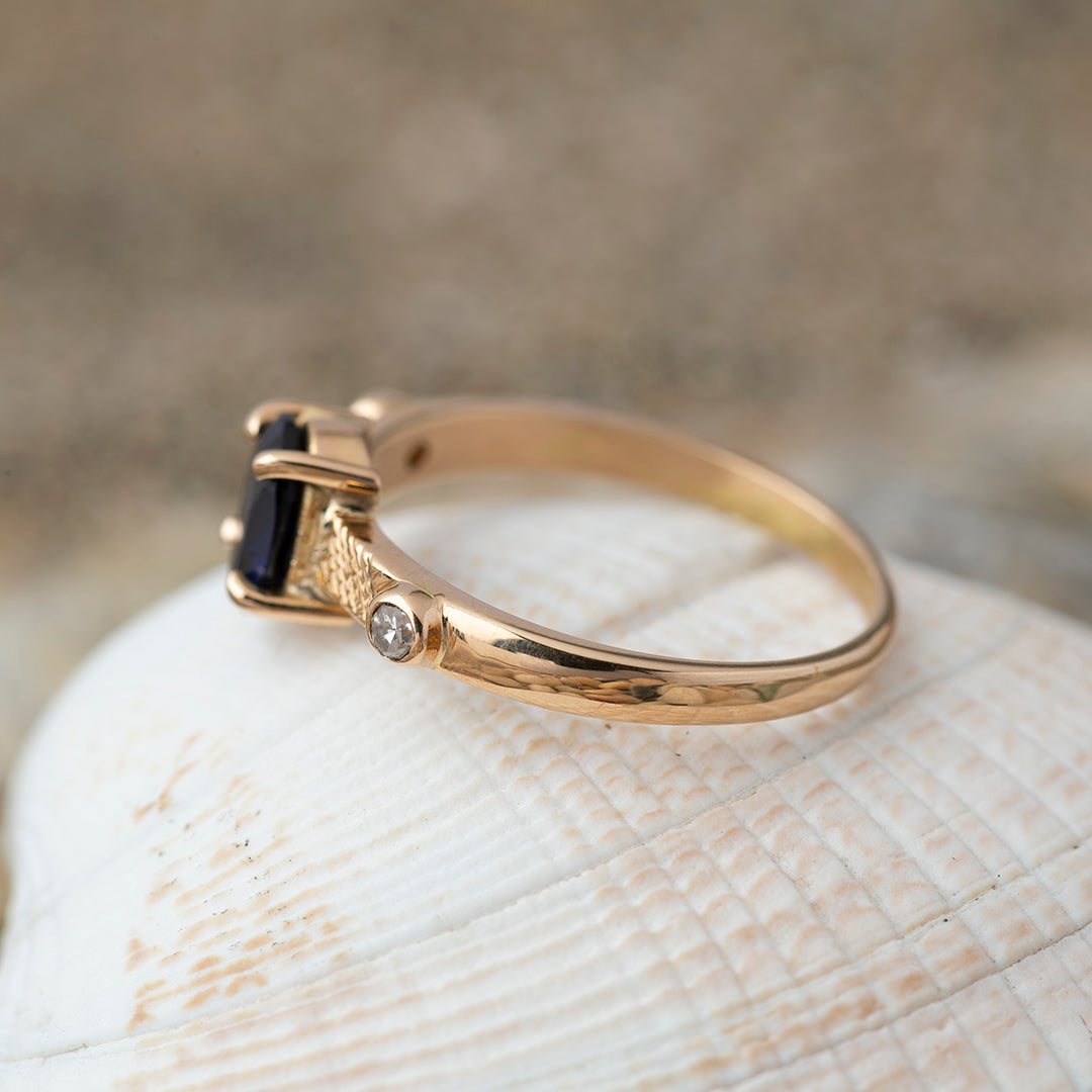 Anillo Solitario Zafiro Oval Calado y Diamantes