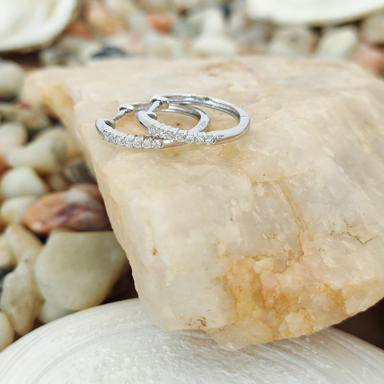 Argollas Oro Blanco 18k con 14 brillantes