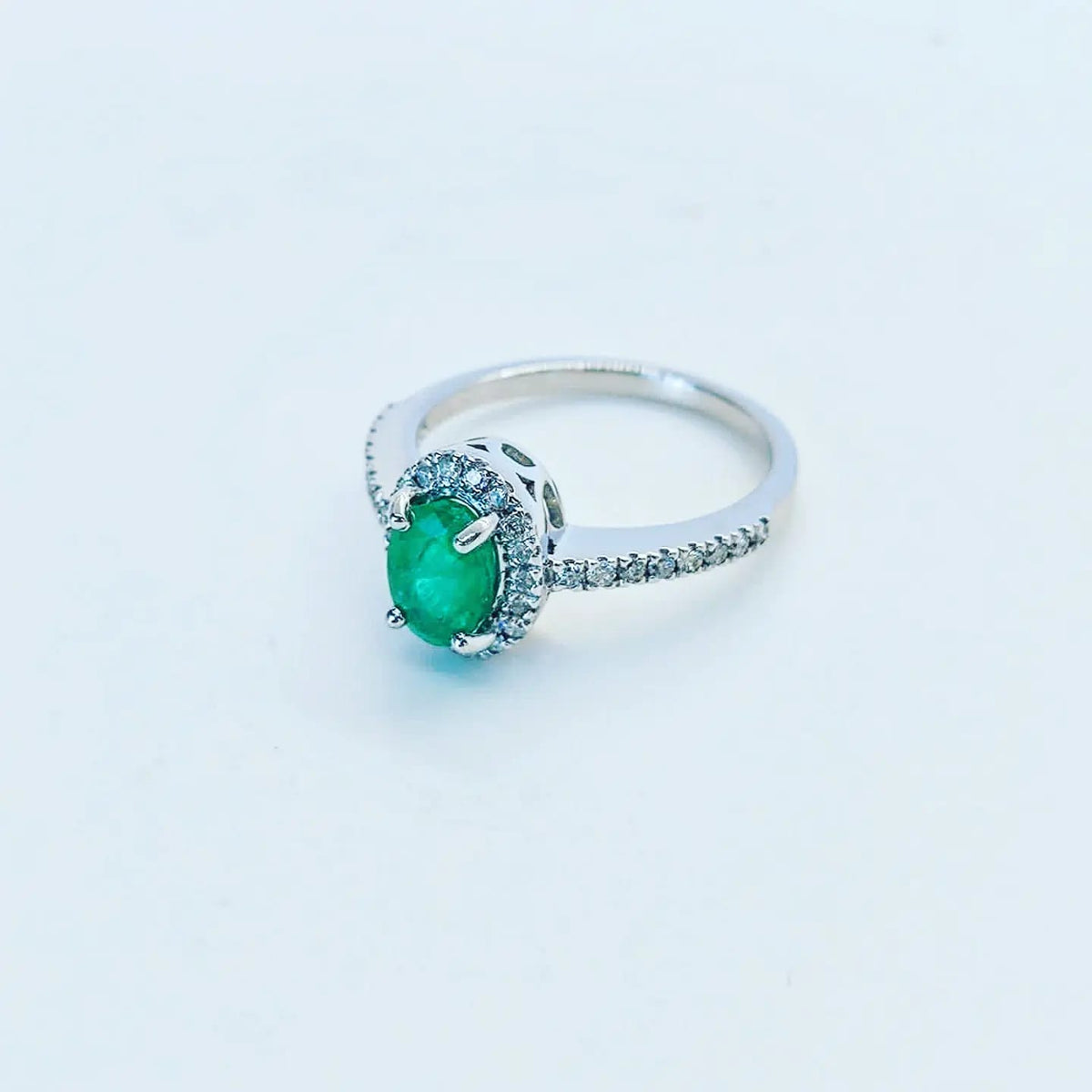 Anillo Halo Esmeralda