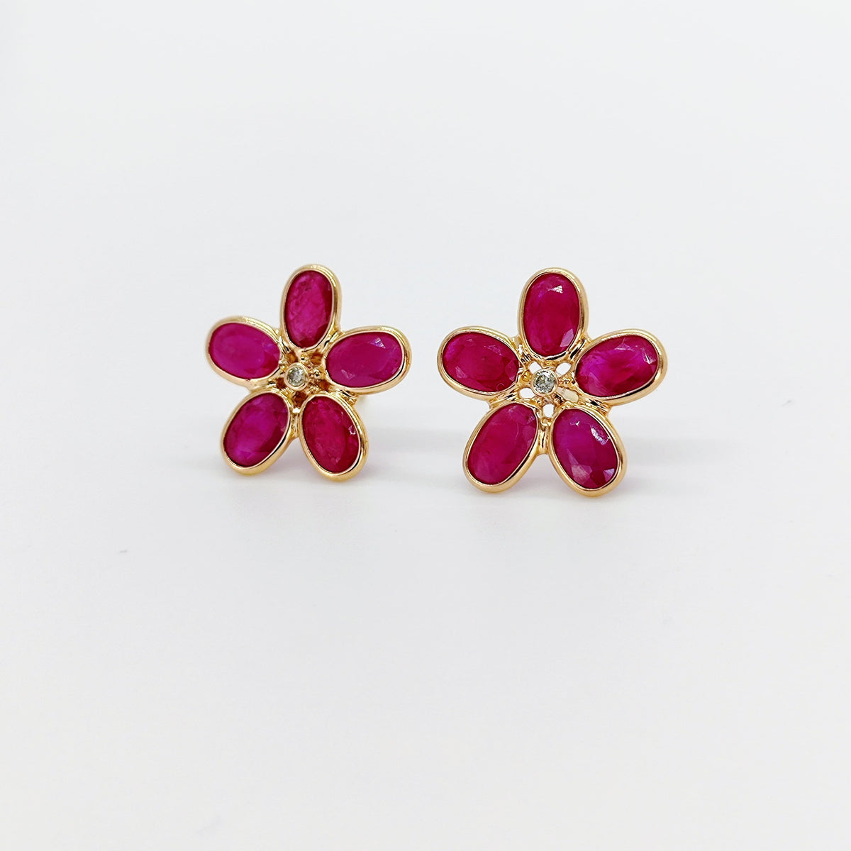 Aros Flor Oro Amarillo Rubies y Brillantes