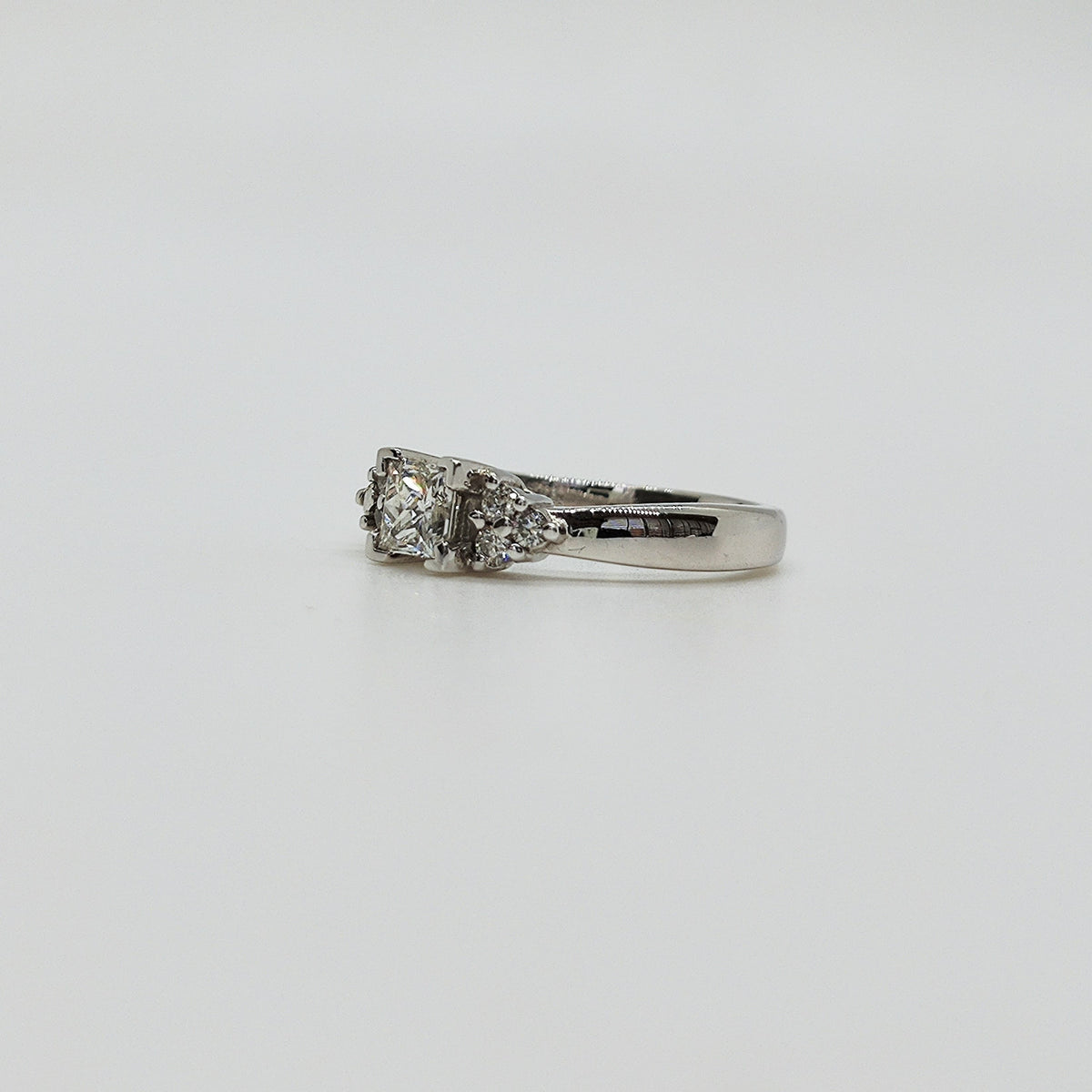 Solitario platino con brillantes