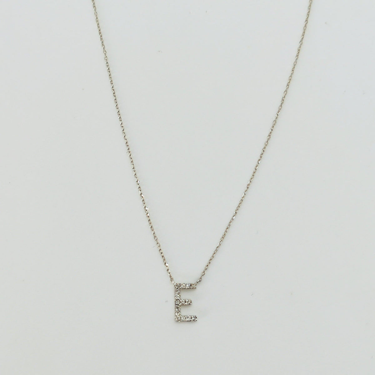 Collar letra "E" Oro Blanco 18 Kilates y Diamantes