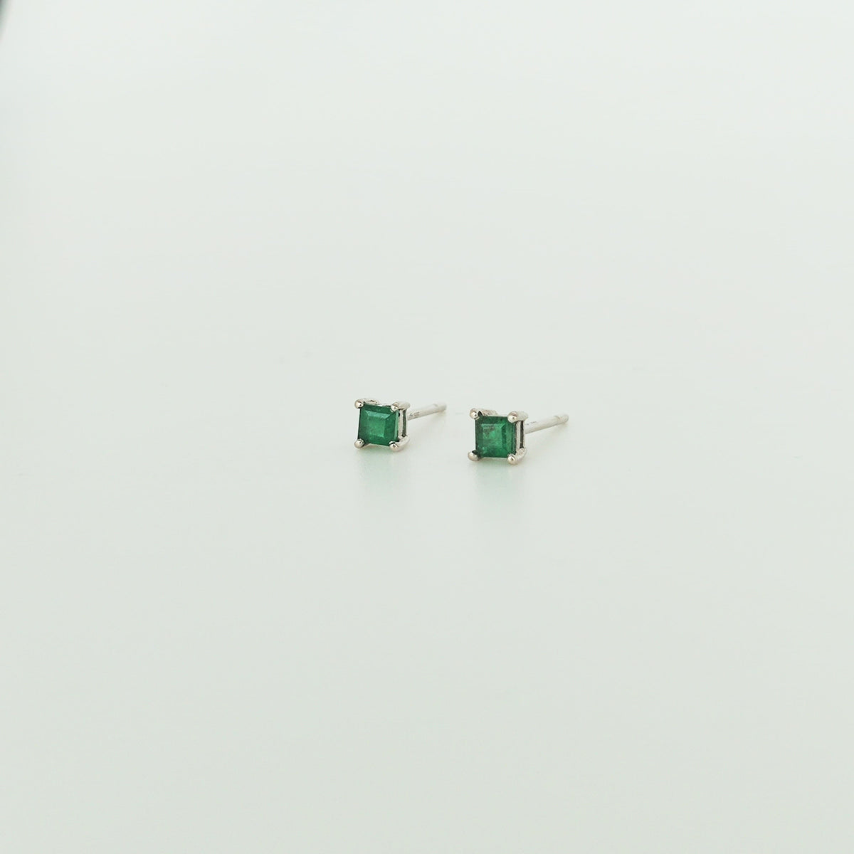 Aros oro blanco con esmeralda corte princess