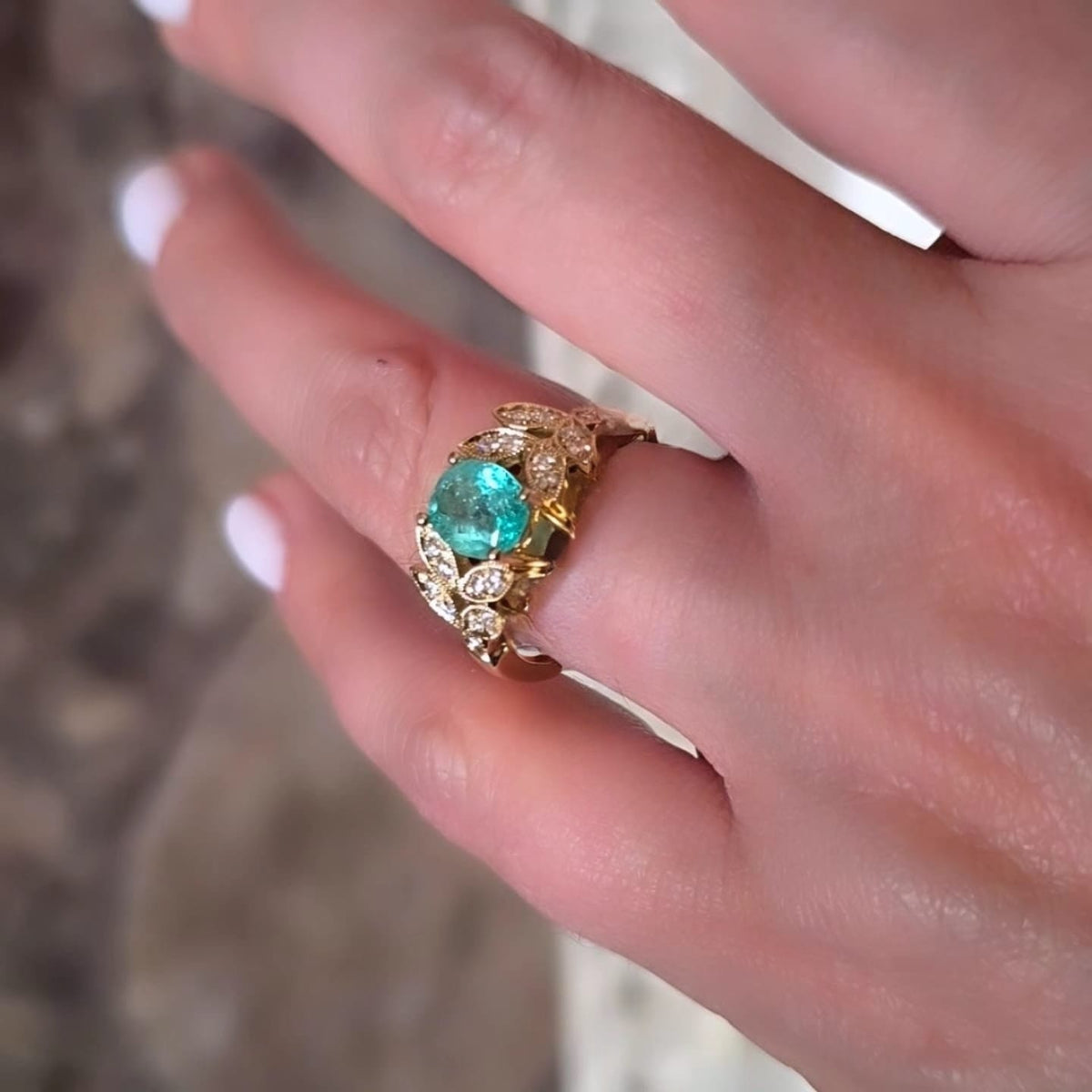Anillo Hojas Esmeralda Oval Oro Amarillo 18K