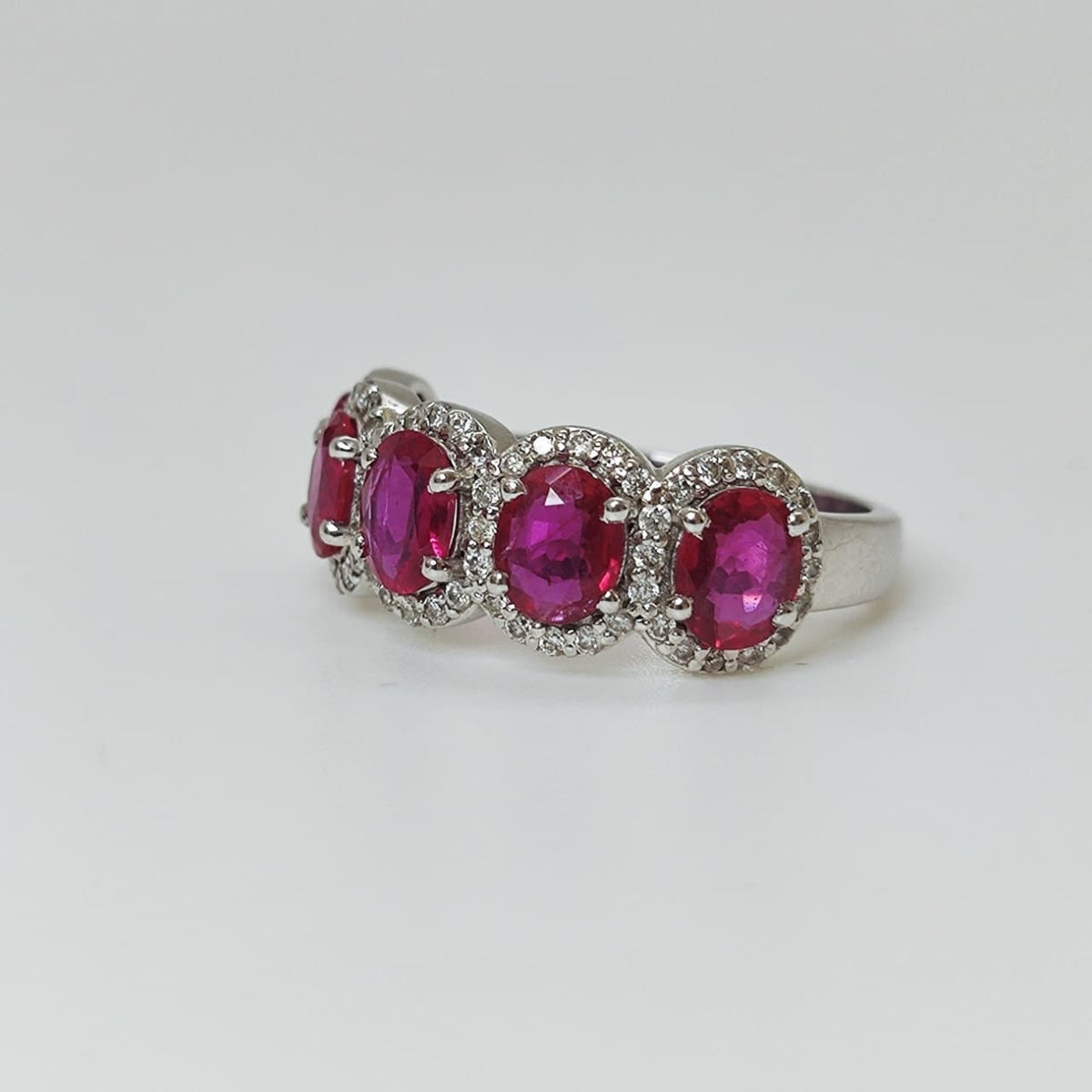 Quintillo Rubíes Oval Oro Blanco 18K Y Brillantes