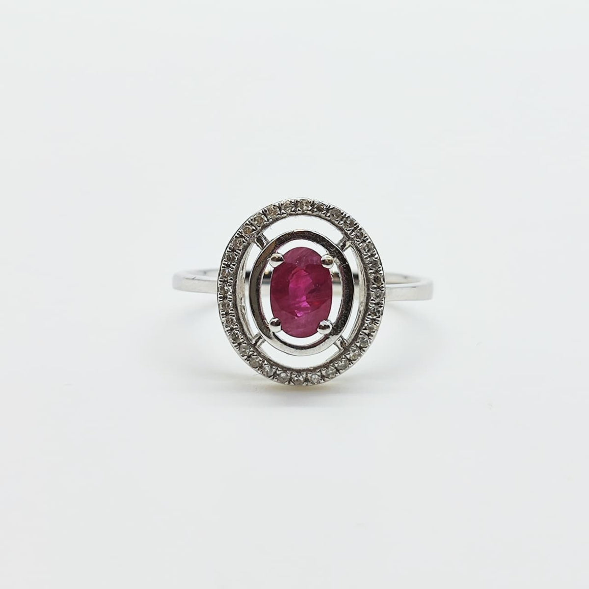 Anillo Halo Rubí Oval Oro Blanco 18K