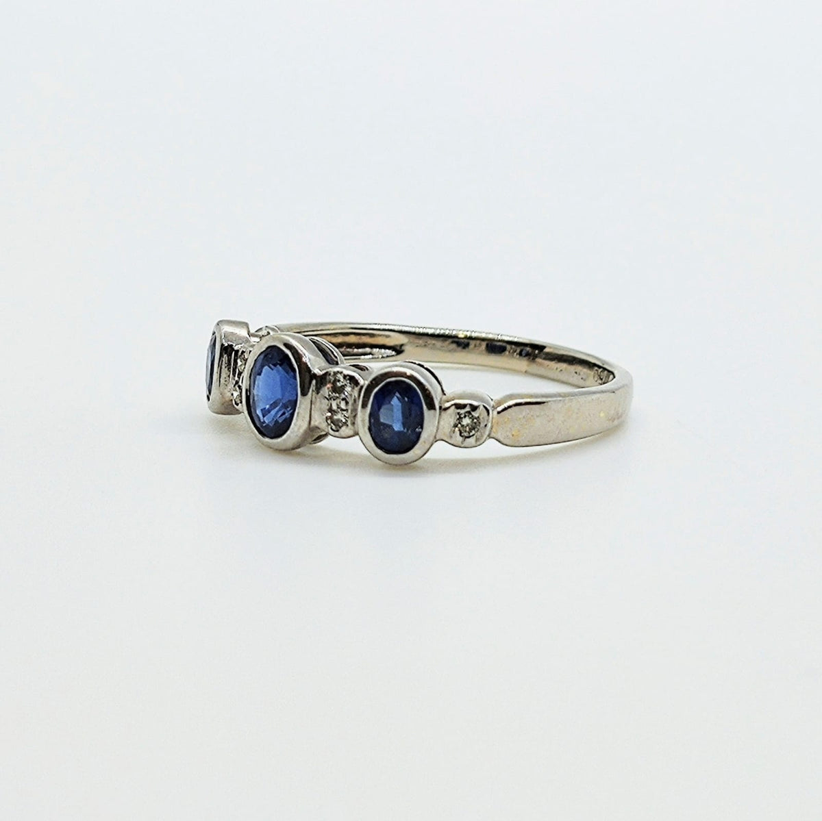 Anillo Oro Blanco 18K Zafiro Oval y Diamantes